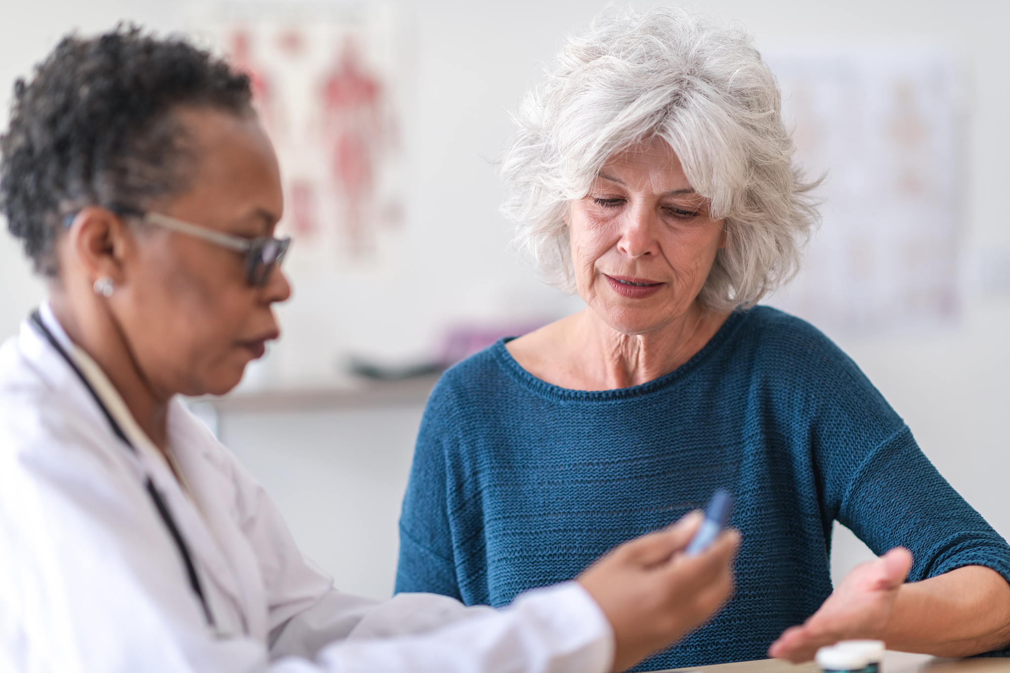 将这些观念进行扩写：1 血糖是诊断糖尿病的主要因素但不是唯一标准。2 决策树分析显示血糖类指标对糖尿病诊断具有重要意义移除血糖会降低正确率。3 只使用血糖进行诊断时正确率也不准确。4 糖尿病表现为血糖水平高但高血糖不一定表示患有糖尿病存在一定误差。5 实验发现体重对糖尿病的发病有一定影响。