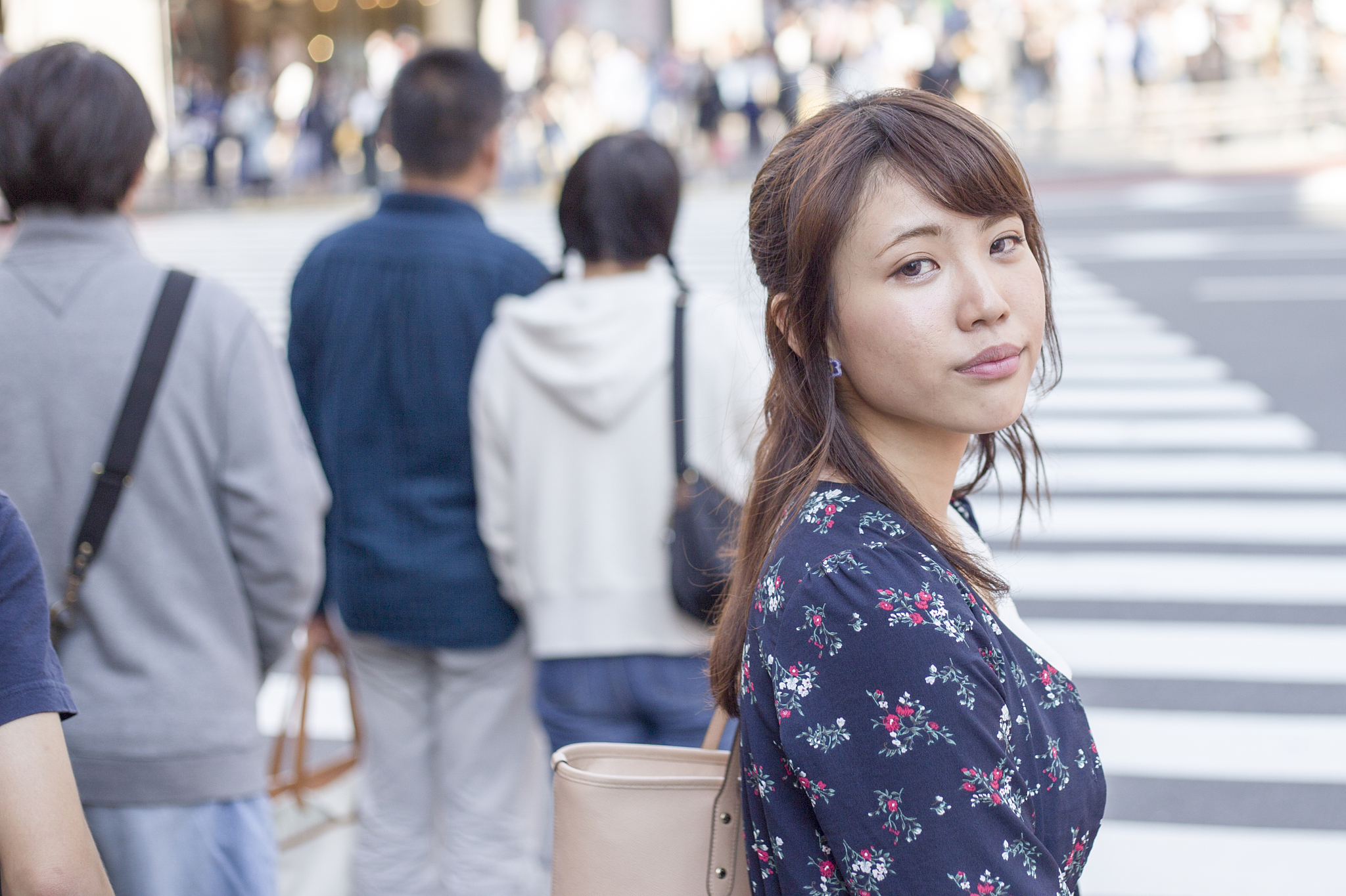 都会を歩く可愛い女性