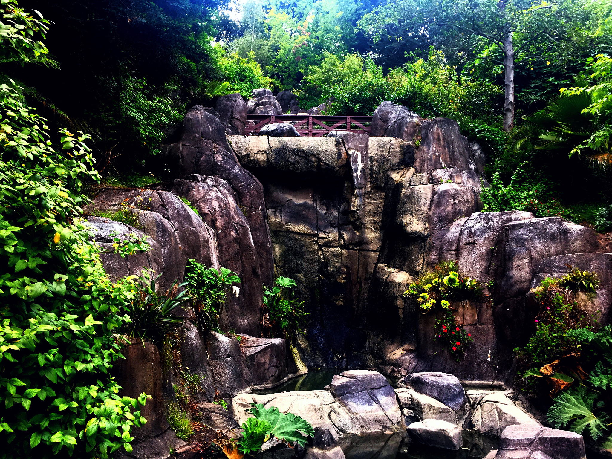 白云山作为自然风光景区自2005年在网络上被评为中国最美的地方通过网络媒介被游客熟知后对白云山景区旅游行程产生较高期待。研究显示现阶段游客对景区的景观跟文化底蕴有更高层次的要求然而在白云山景区游客对文化底蕴的期待并没有得到很好的满足。虽然白云山有着得天独厚的自然风光但是在文化上却相对欠缺。这也导致了一些游客的不满和失望影响了他们对白云山的评价。扩写