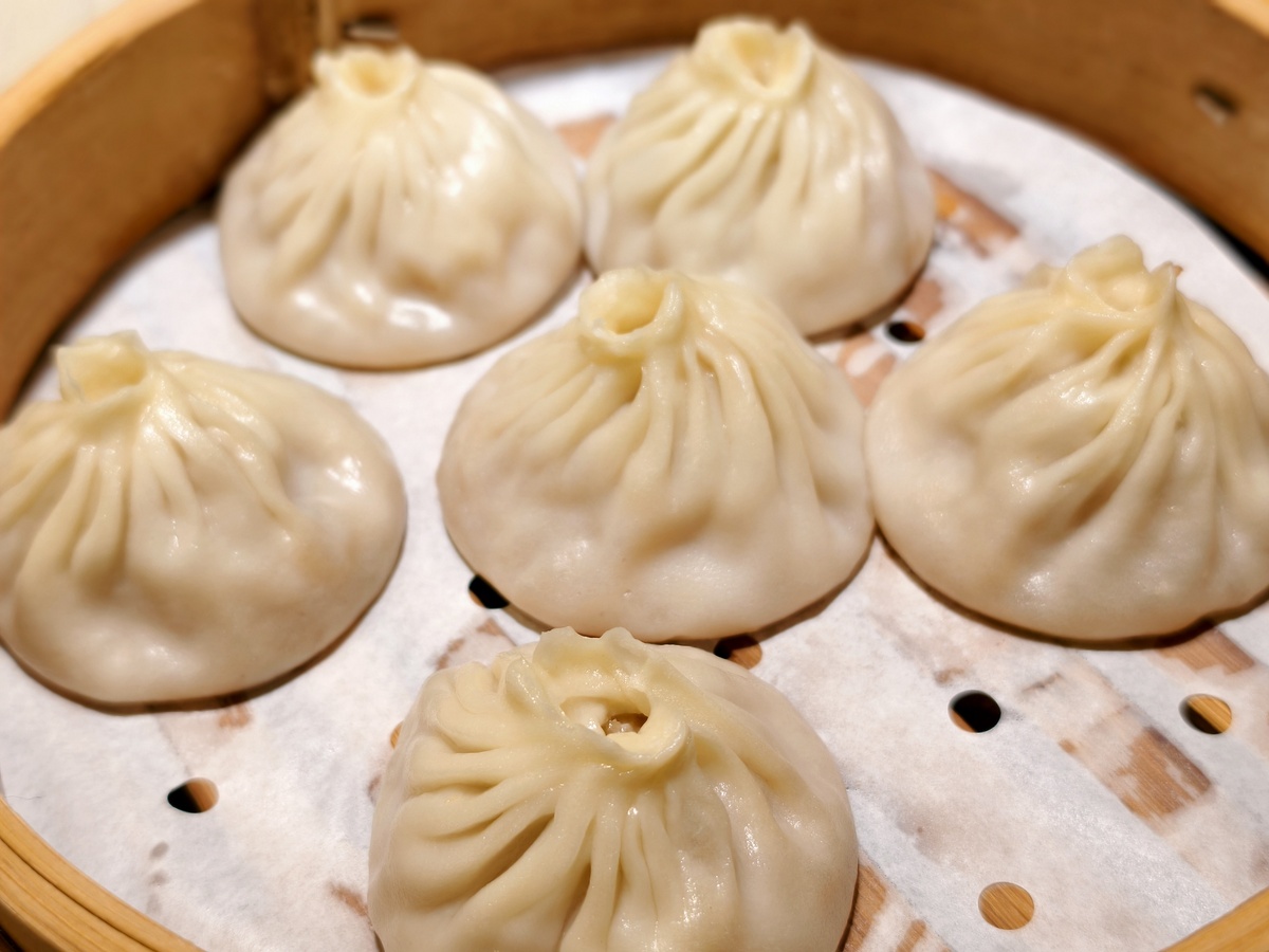 写一篇小笼包：上海特色小吃