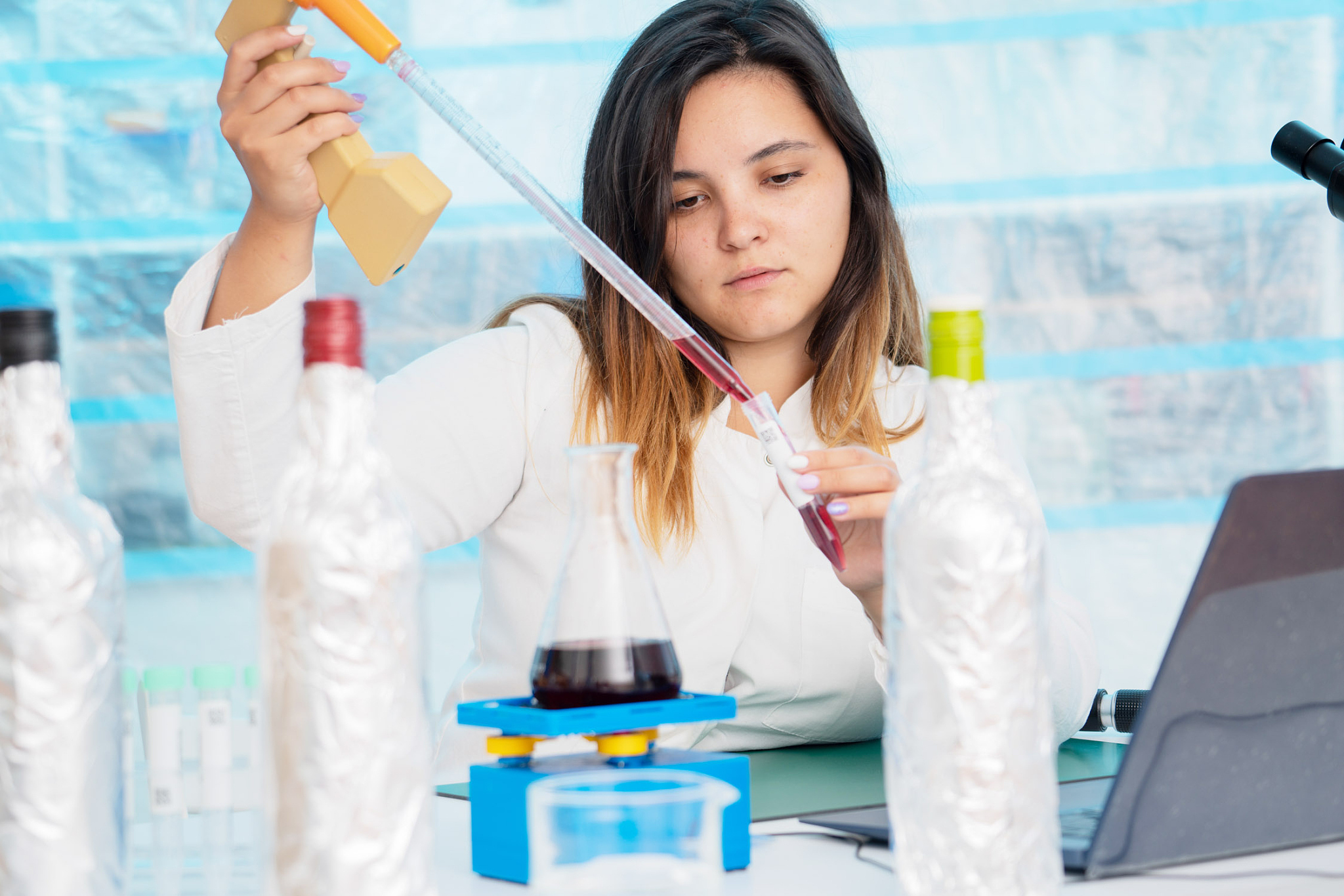 果酒储存过程中为什么放置温度越高其总酸含量下降越明显？