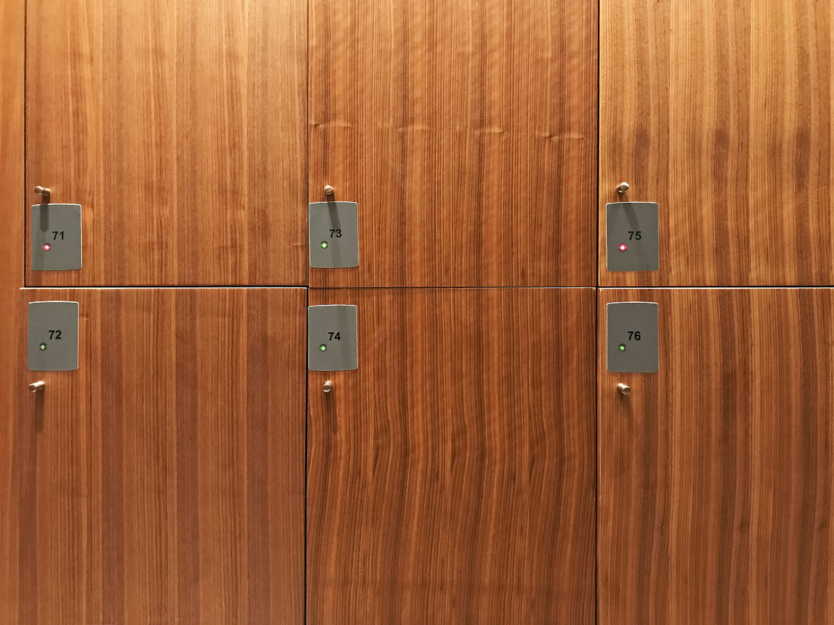 100 个储物柜问题：找出打开的储物柜