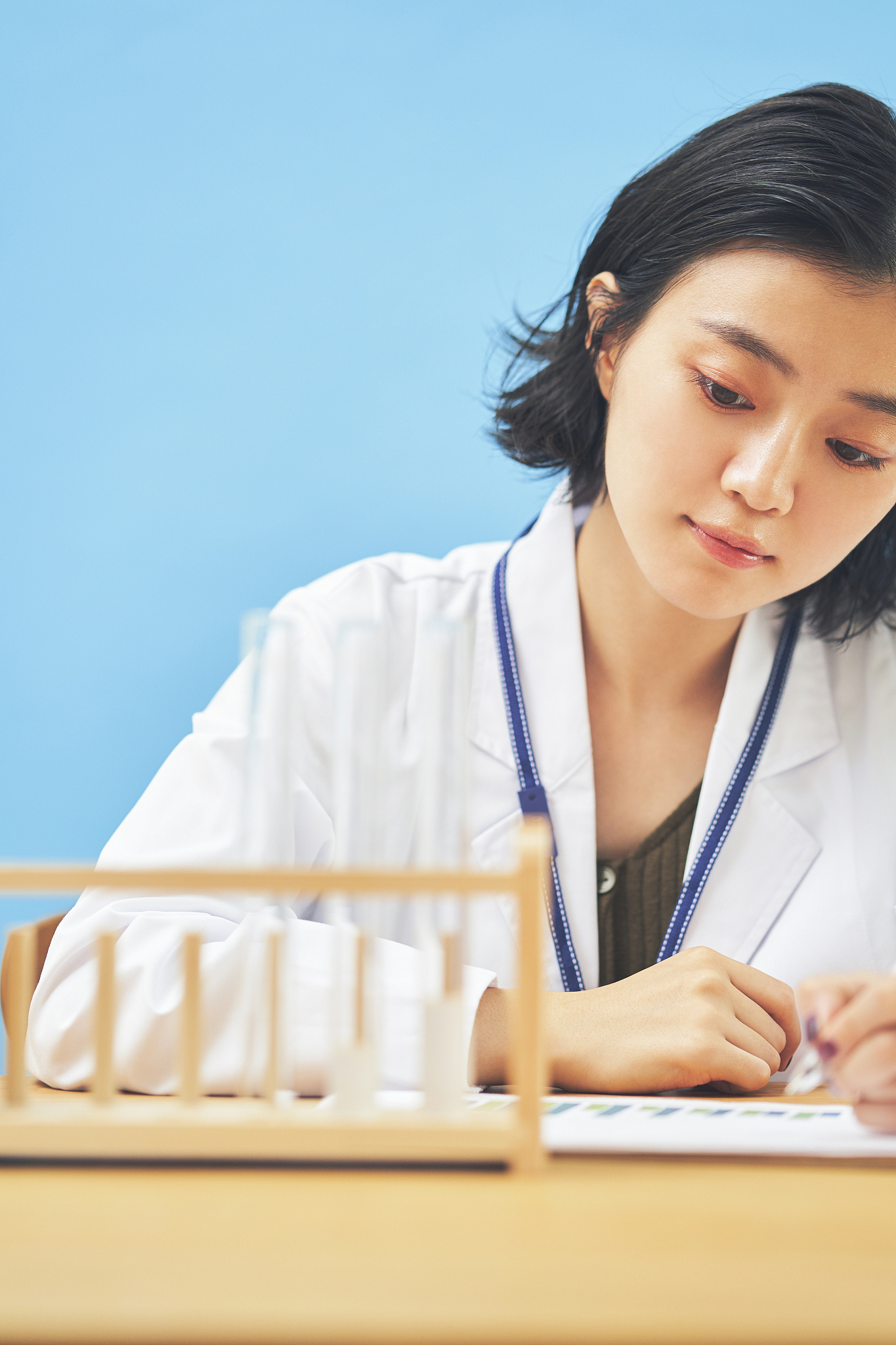 human 设计一份小学科学学情调查问卷; AI 1 你最喜欢的科学课程是什么？2 你最喜欢的实验是什么？为什么？3 你对哪些科学主题感兴趣？4 你觉得科学是有趣的吗？为什么？5 你认为科学在日常生活中有什么用？6 你觉得哪些科学概念比较难理解？7 你喜欢在课堂上听老师讲解还是自己动手做实验？8 你觉得你的科学成绩如何？为什么？9 你平时会看科学类的书籍或视频吗？10 你希望老师能够在科学课程中