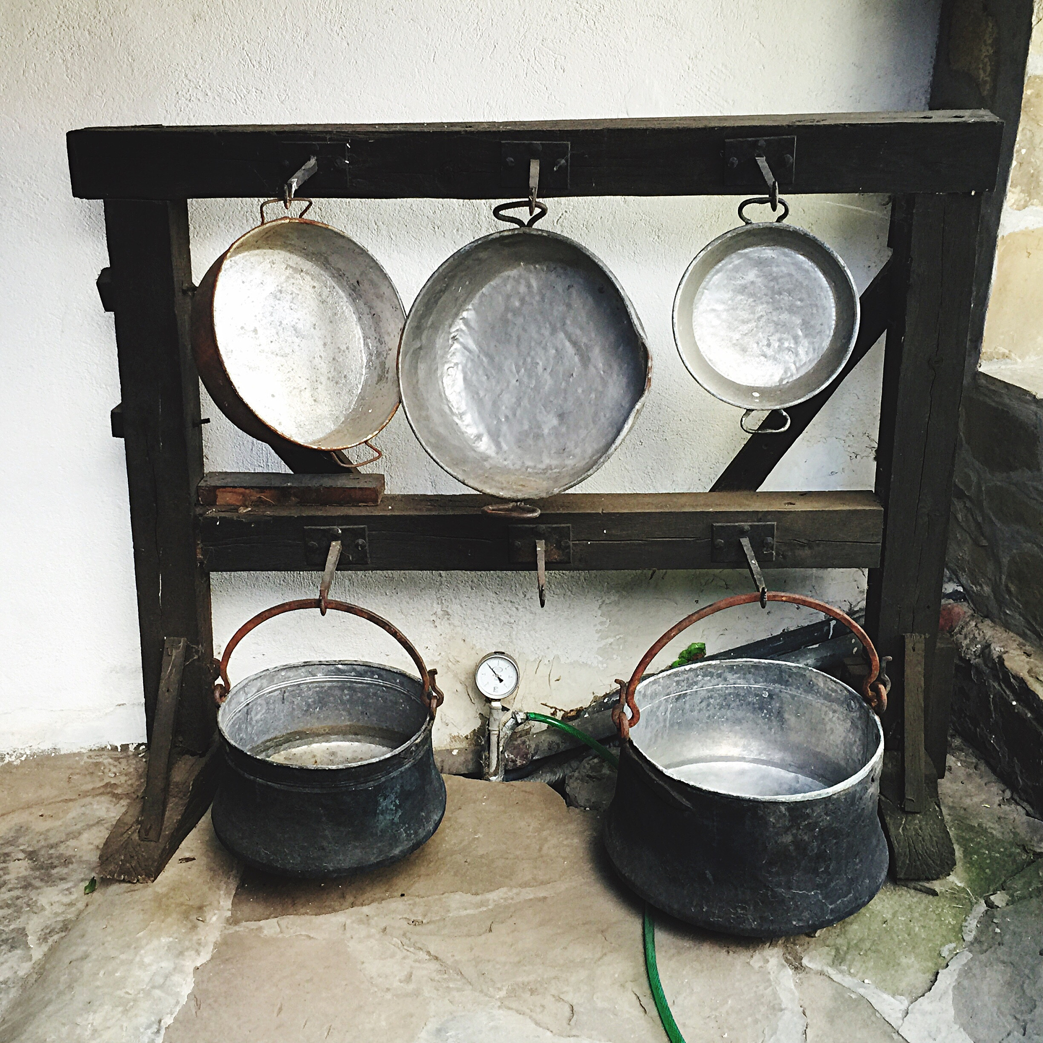 下面文字按照一个逗号一行排列：这是小伙给丈母娘专门制造的无烟柴火炉现在的厨房都用上了液化气可丈母娘一点都不开心老是唠叨着柴火做的饭菜才好吃小伙为了完成丈母娘的小小心愿竟然用一个塑料筐快速的造了个无烟柴火炉丈母娘看到后别提有多开心了下面我们一起来看看制造过程也许你们家也有个念旧的丈母娘呢！把丈母娘装红薯的塑料筐拿来一用用透明胶带封上一层这框框的洞洞太多了将所有洞洞全部覆盖掉倒入200克植物油用刷子均