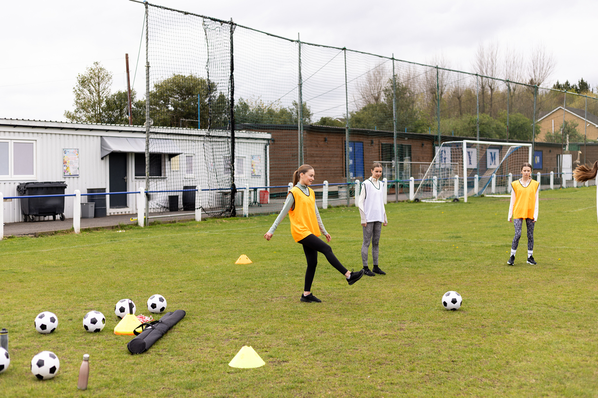 顺利举办足球嘉年华活动该活动旨在
