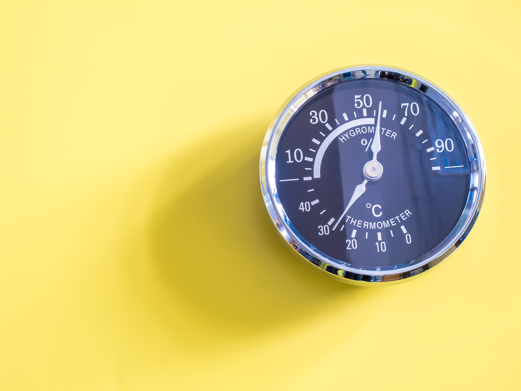 洁净区净化空调箱系统控制由湿度优先就是当回风湿度过大时。优先控制湿度把冷却段阀门打开到100但热水阀才开到50。导致洁净区温度低湿度高什么原因？如何解决