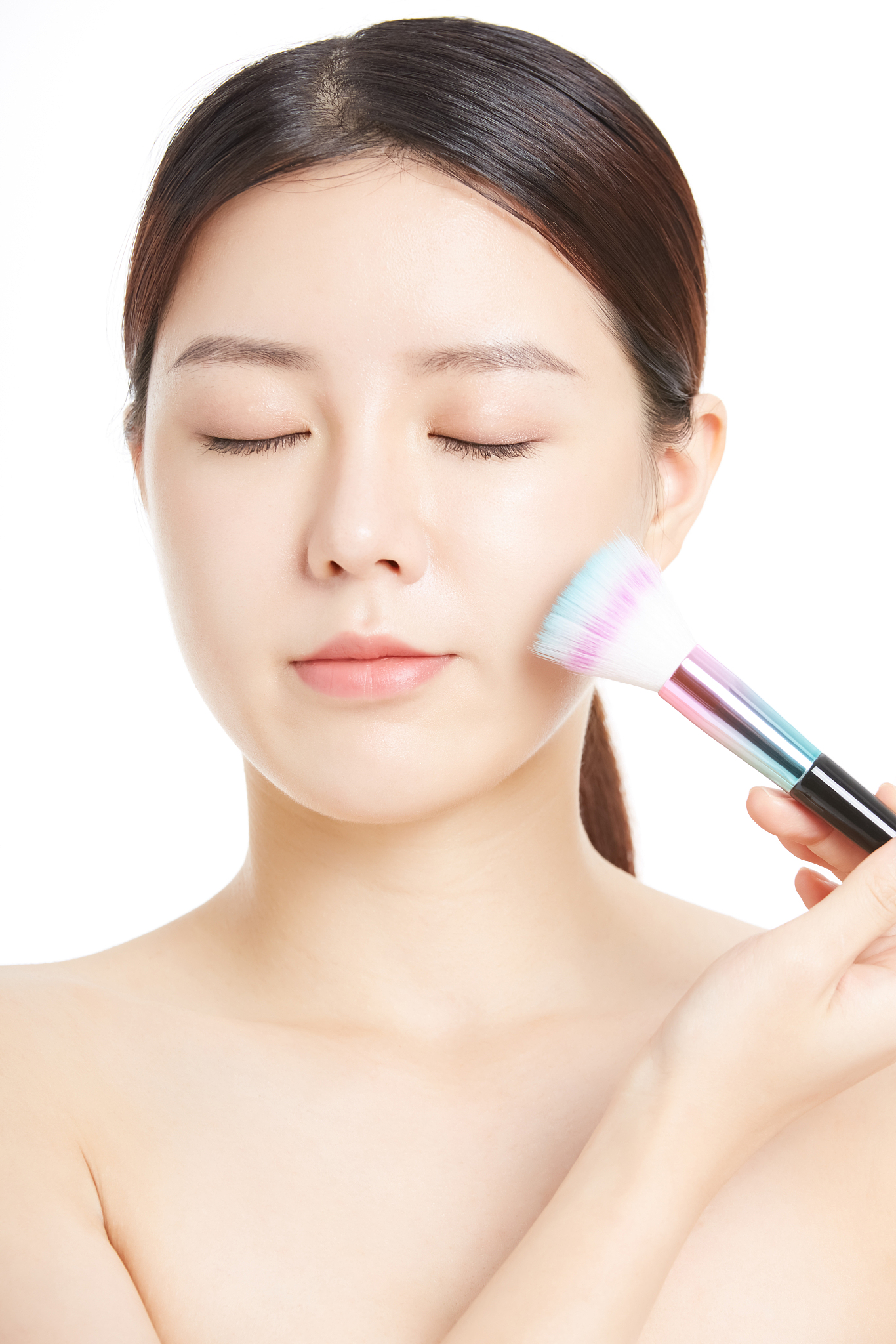 使用亮颜遮瑕膏后如何使妆容更加自然？