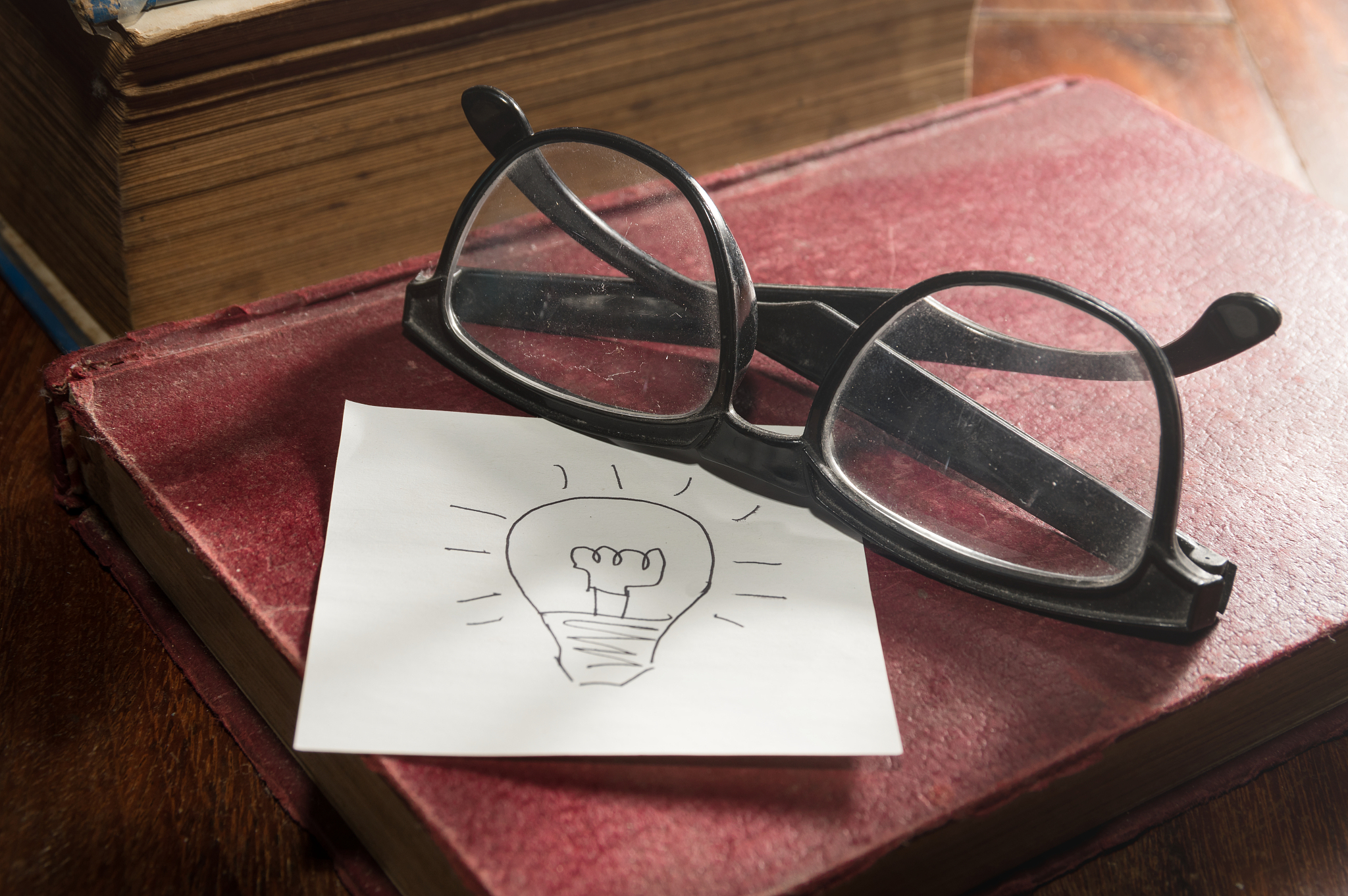 评价一下这篇文章我以前没有眼镜但我看到身边的中学生、成年人脸上都挂着眼镜于是我小时候特别希望自己能有一副眼镜。为此小时候的我制定了一个计划想方设法的去获得一副眼镜记得是在13年我第一次向母亲提出要求：妈妈我想要一副眼镜。我用我能想到的最真诚的眼神望着她他被我突如其来的要求搞得有些窘迫想必也是在当时眼镜可不算我这种人家能多负担起的东西更何况是在深圳。所以这要求不仅仅是显得无理更显得异想天开。面对我这