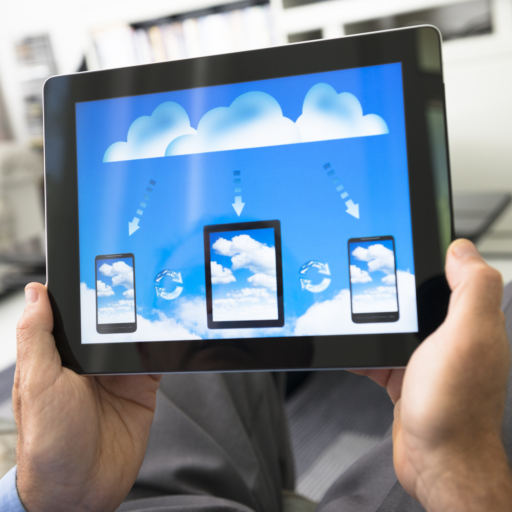 请围绕Sending Requests-Communication details-Drafting orders-Preparing goods-Adding modules-Testing-Packing-Shipment-Receiving介绍联系industrial rugged tablet manufacturers进行交易的过程