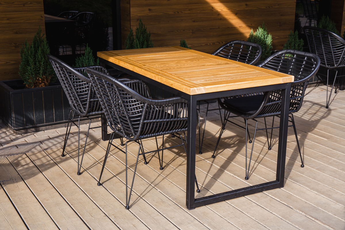 周六同事们在公司一起分工准备好食材一起串好串在自家露台花园的铸铝烧烤桌烤串吃烧烤哈啤酒太惬意啦