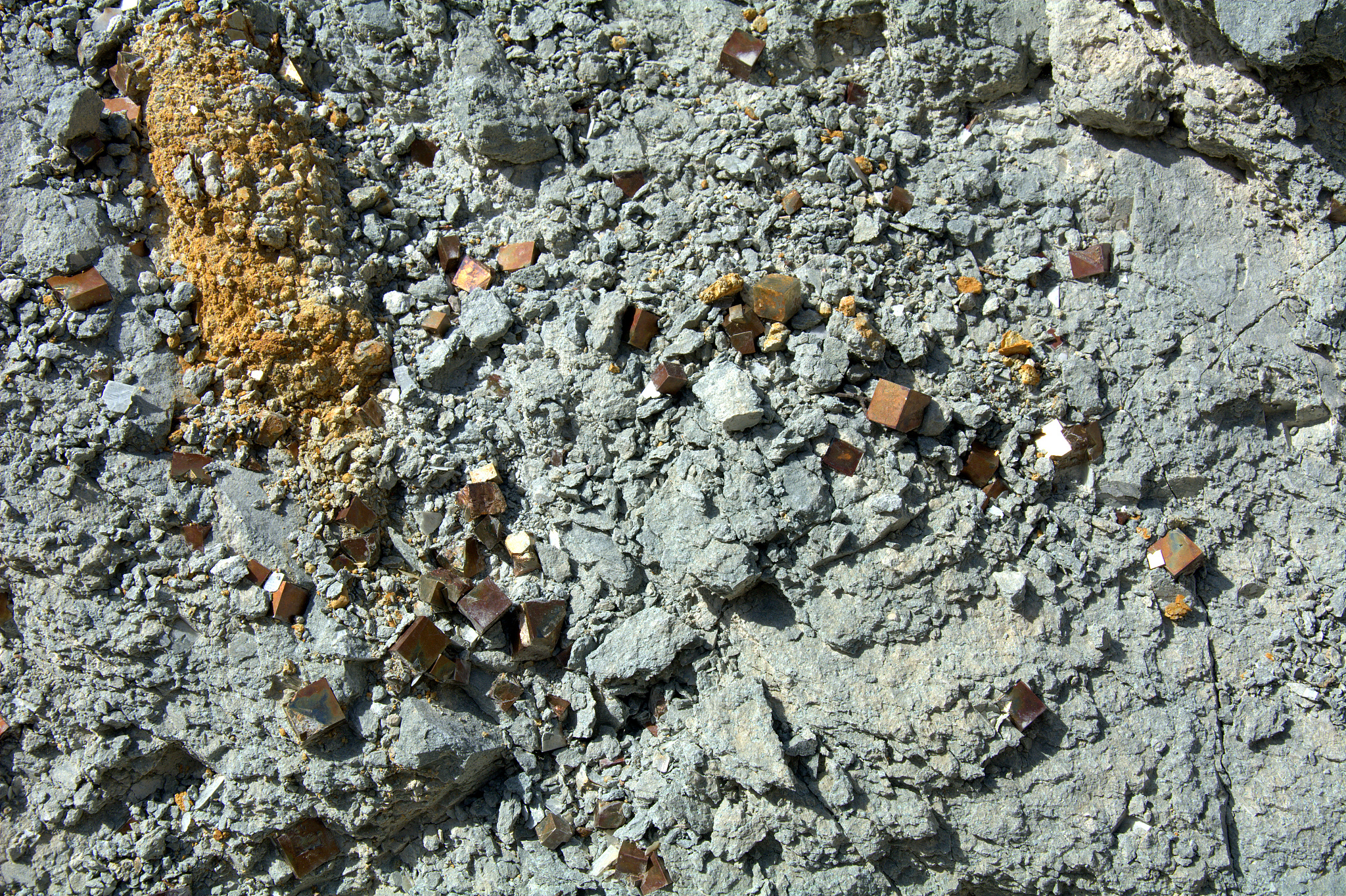 对以下内容进行中文大变化改写换一种说法表达要求语言通顺逻辑清晰。黄铜矿在溶液环境中会发生表面氧化如果是适当氧化将产生疏水的单质硫S0和多硫化物Sn2－使其能够实现无捕收剂浮选或降低捕收剂的消耗；如果氧化过度将会产生亲水性的金属氧化物和硫氧酸根S2O32-和SO42-等从而抑制黄铜矿的浮选27。如果黄铜矿只是被轻微氧化如在N2气氛下制备的新鲜黄铜矿的样品则几乎能够完全上浮但是黄铜矿在空气中氧化3周后