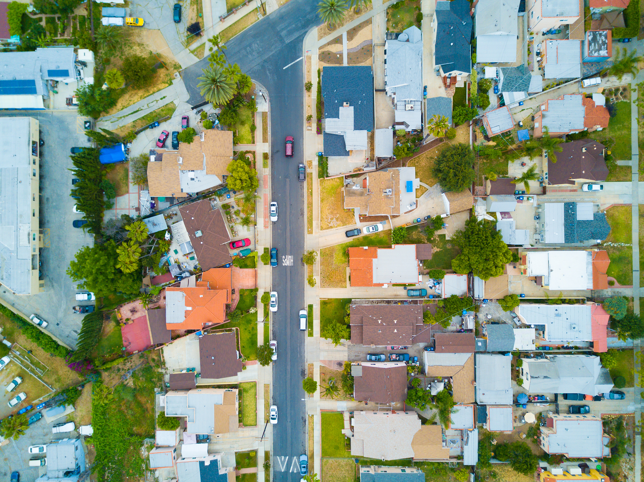 将这段话描述得更加学术：通过打通地块内部老旧小区封闭的围墙串联部分小区慢行道路增加社区内部人行附属道路密度从而增加老年人到社区内便民服务设施的可达性。