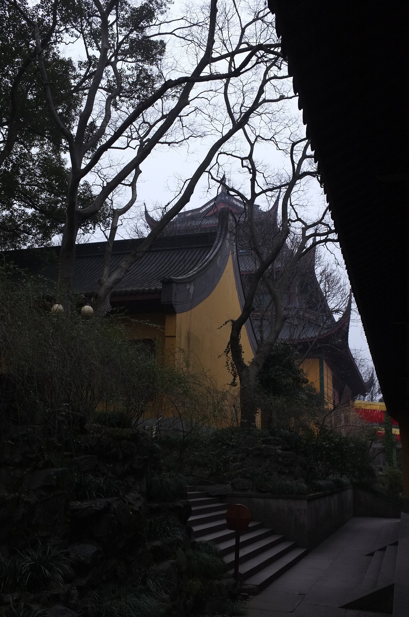 推荐的杭州3日自驾游路线如下：第一天：1 早上出发前往灵隐寺参观古老的佛教寺庙。可以爬上飞来峰欣赏杭州市区的美景。2 中午在西湖附近的小吃一条街品尝当地美食。3 下午游览西湖景区可以选择乘船游览湖上的三潭印月、苏堤、断桥等景点。4 晚上前往杭州市中心的河坊街逛逛夜市品尝特色小吃。第二天：1 早上出发前往千岛湖。可以租船在湖上游玩欣赏湖光山色。2 中午在千岛湖附近的餐馆享用午餐。3 下午继续游览千岛