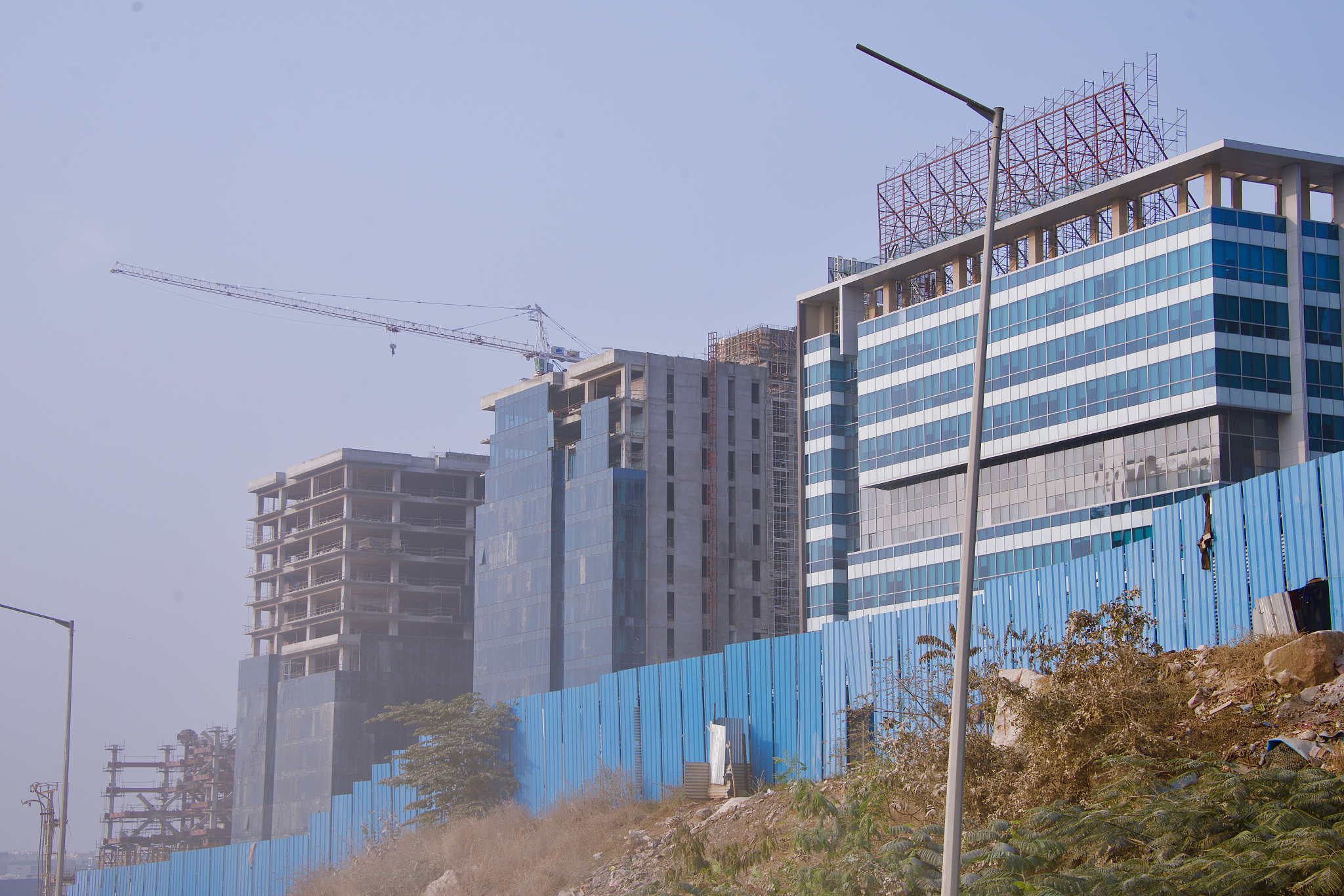 请根据陕西建工集团 所属行业1行业政策未来政策空间。2行业规模市场规模市场竞争。3行业发展：产业链分析、创新分析、发展趋势。以及集团层面的1发展战略。2组织架构。3发债情况。4经营分析。5公司治理。6三降一减一提升。7业务布局。8投融资。9竞争优势。写一篇不少于9000字的中文企业研究报告