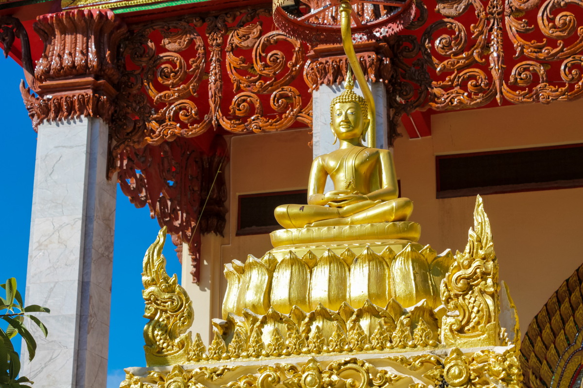 泰国寺庙中带有传统佛教设计,金色表面和建筑细节的