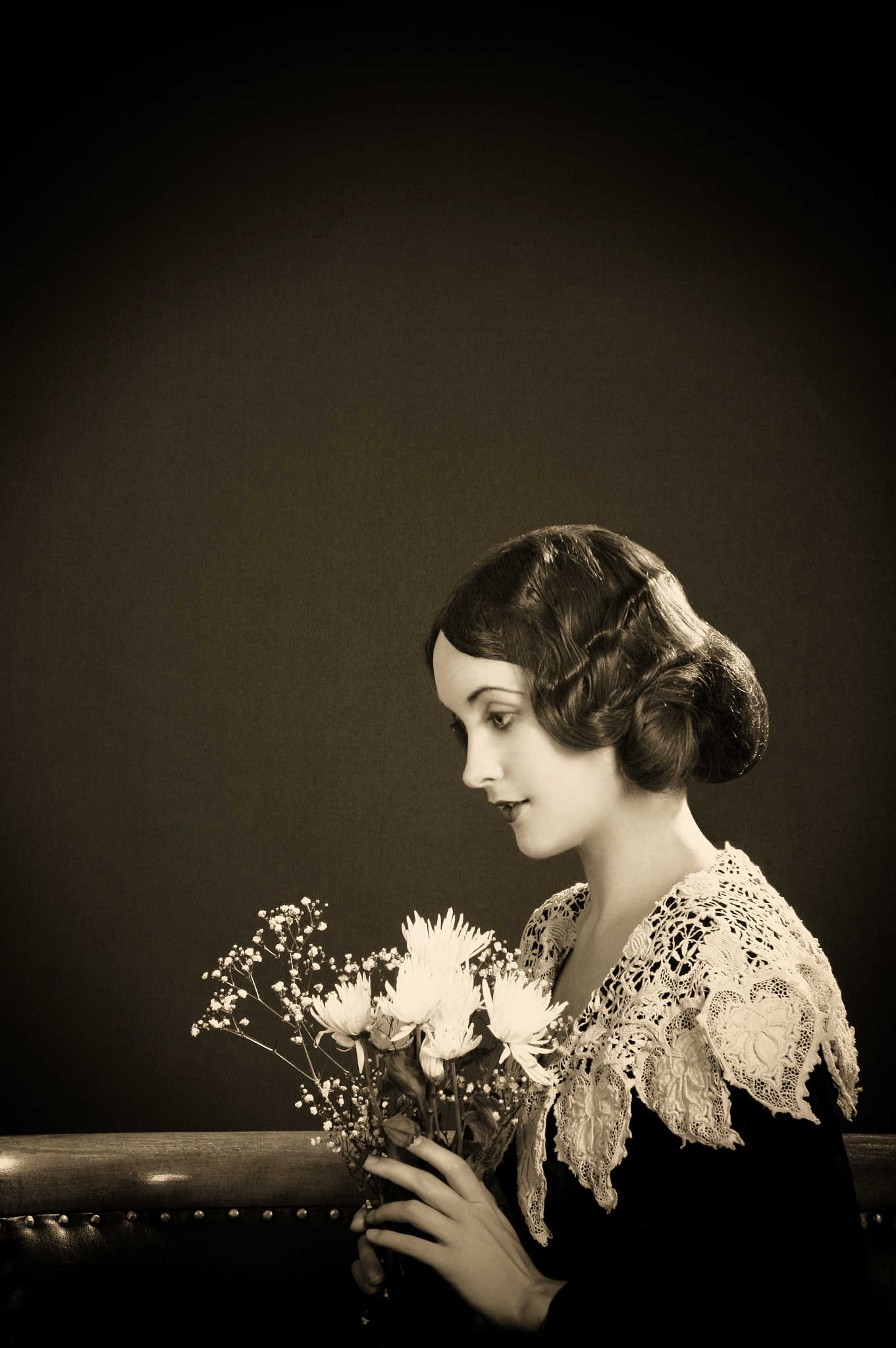 1920s style.women with flowers