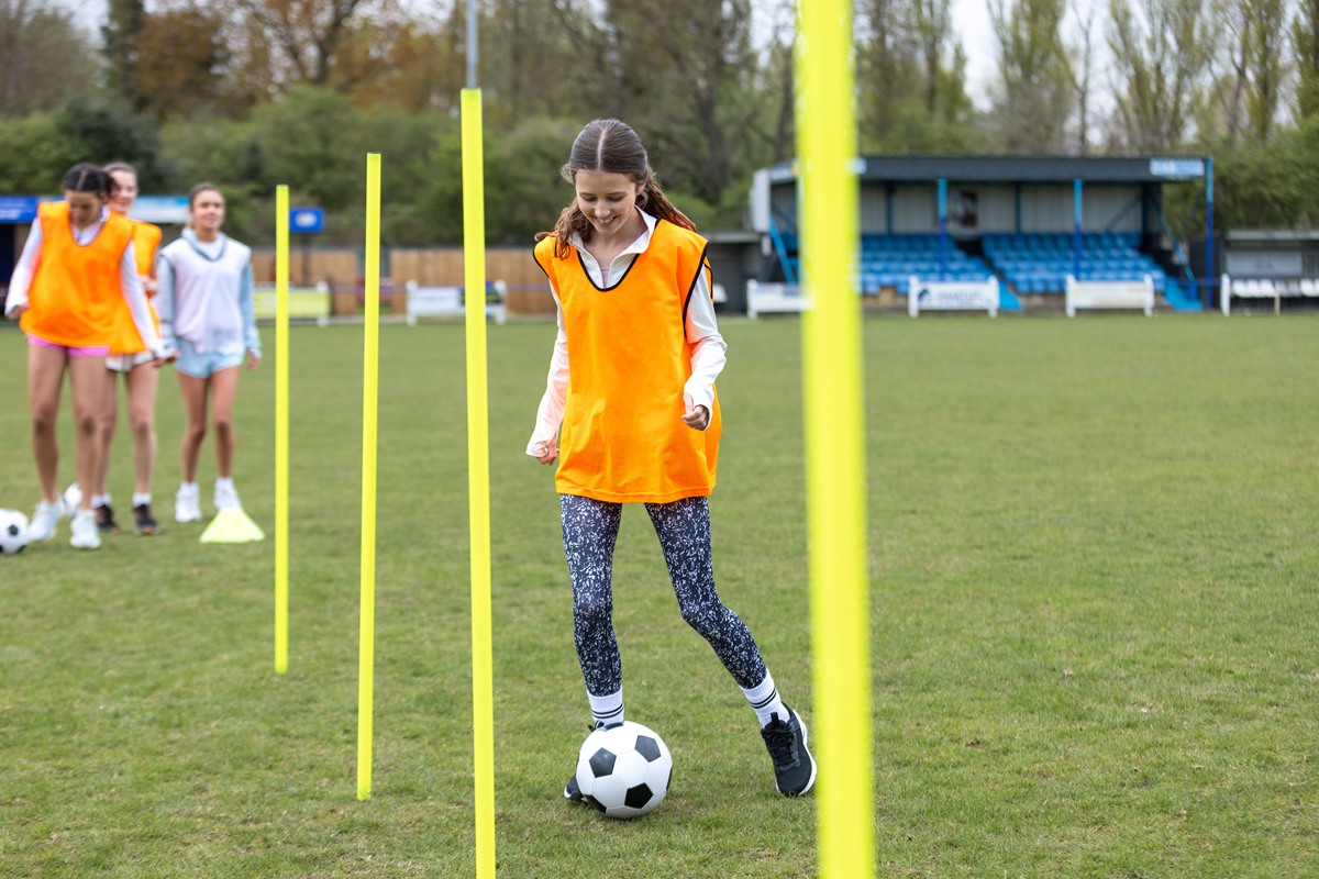 女朋友被足球打到腿怎么办？处理方法及注意事项