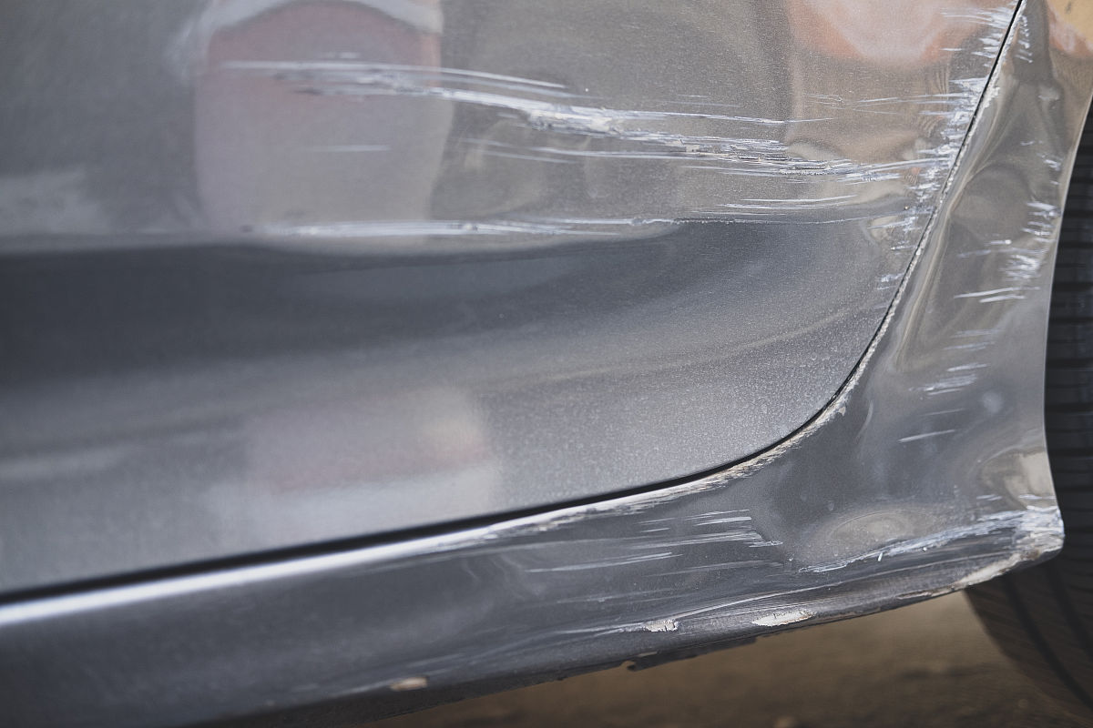 奥迪A6L后杠亮条凹陷修复，专业修复能恢复原样吗？