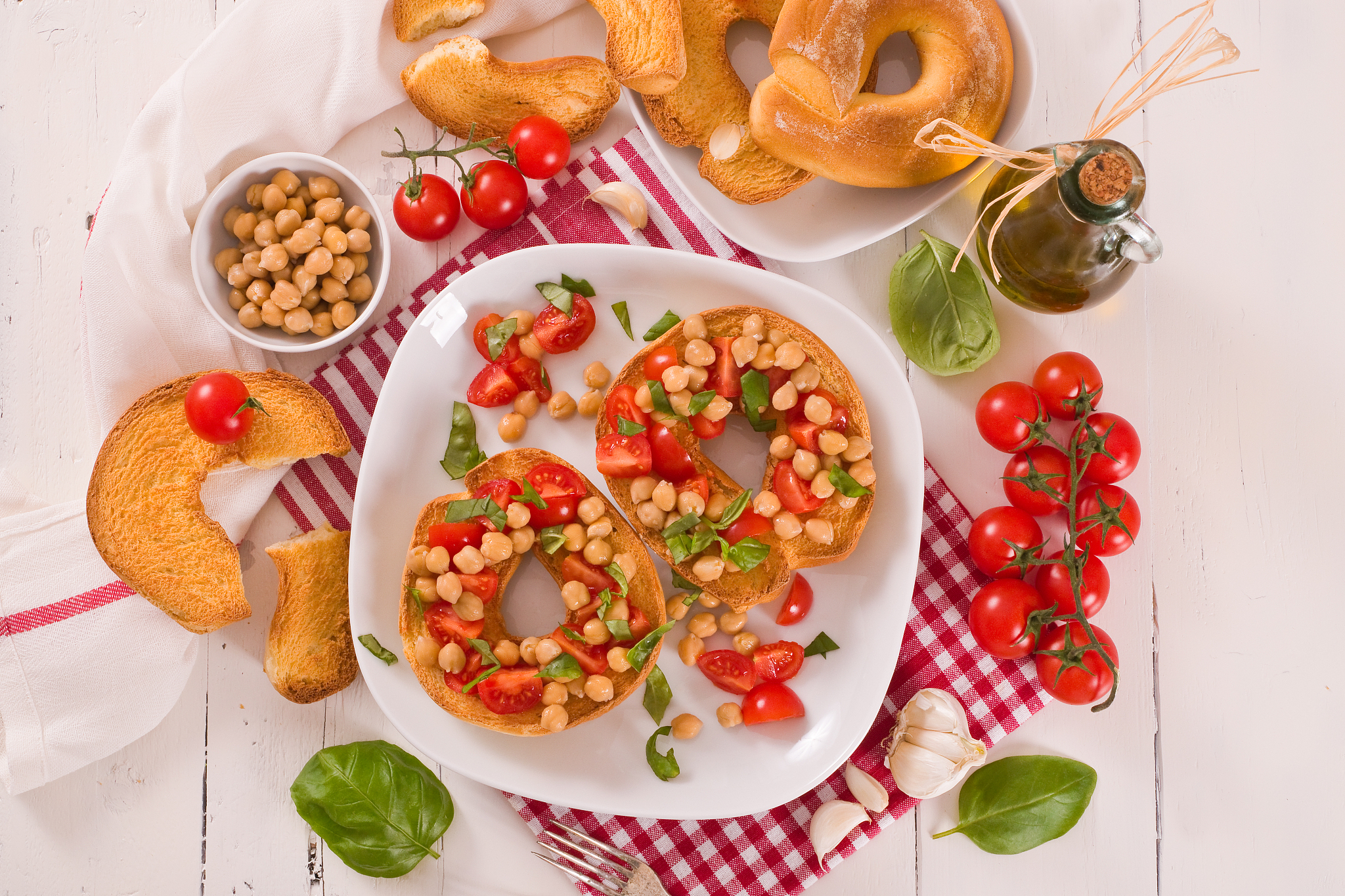 fris<strong>e</strong>lle with tomatoes and chickpeas.