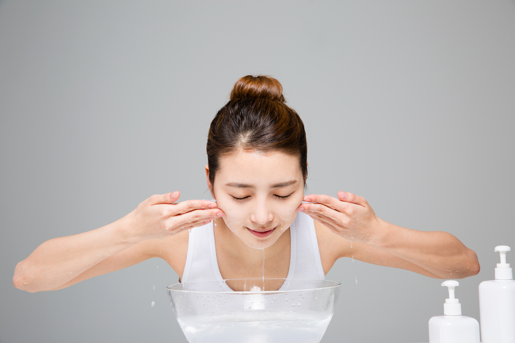 西安美容美发学校：用什么水洗脸最健康？