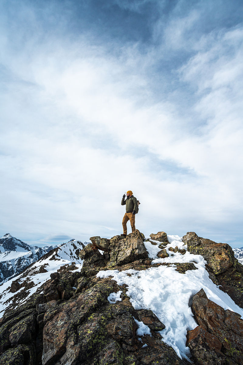 题目：一次难忘的爬山经历春天的阳光洒在我们脸上暖暖的。小伙伴们都兴致勃勃地准备着因为今天我们要一起去爬山探索大自然的神奇。我和小伙伴们来到了山脚下远远地望着山顶高高的山峰让人觉得心生敬畏。但我们并没有退缩反而更加兴奋地开始往上爬。刚开始的时候我们还是有些轻松的谈笑风生地往上爬着。可是随着高度的不断增加我们的步伐也变得越来越慢汗水也不断地从我们的额头上滑落下来。我转过头看见了一位小伙伴他的脸色已经变