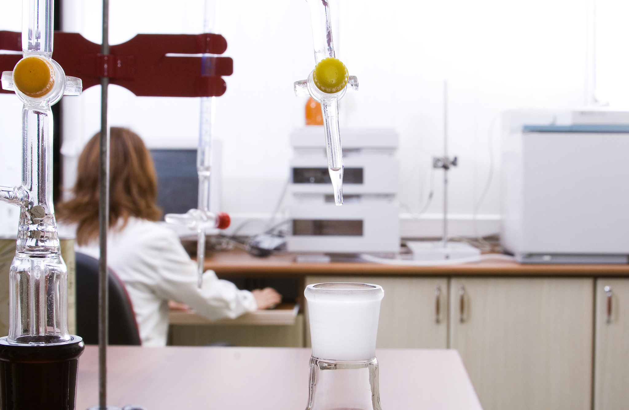 请列出全球药物化学研究具体实验室及其PI名字还有研究方向