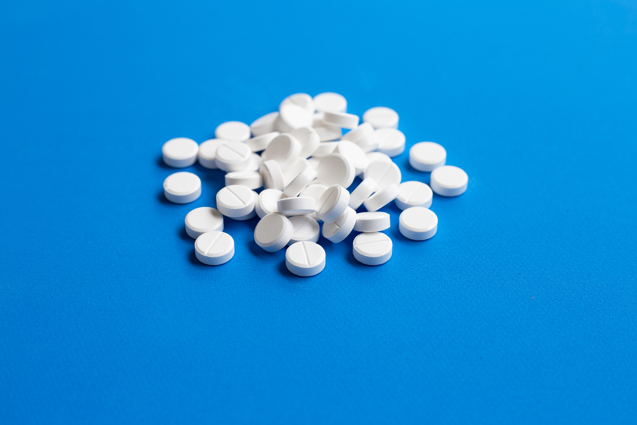 tablets of paracetamol on blue background.