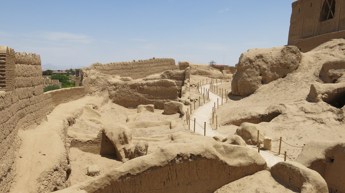 且末城古今位置变迁：从历史遗址到现代城镇