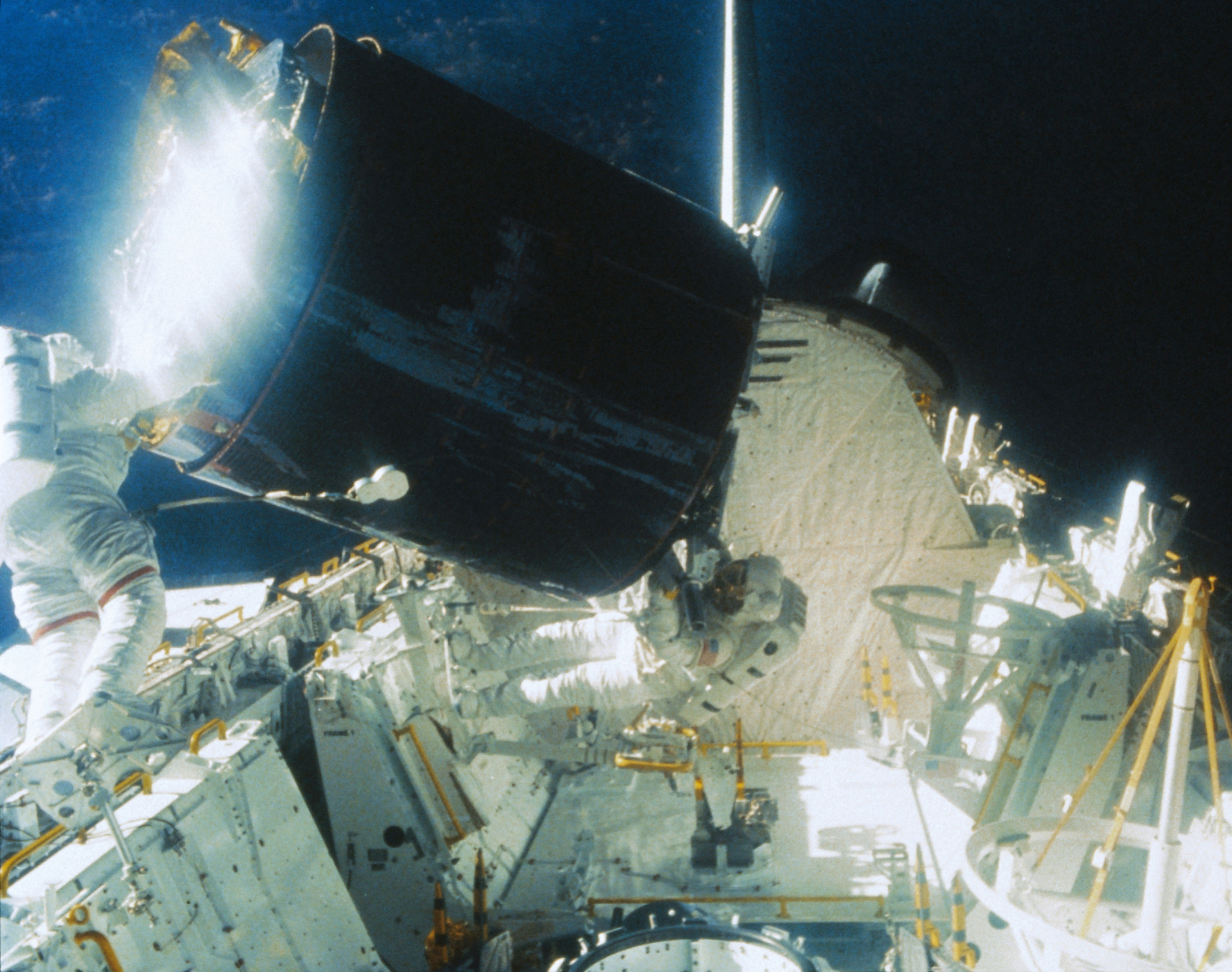 天空实验室卫星碎片坠落航空航天博物馆，40人受伤