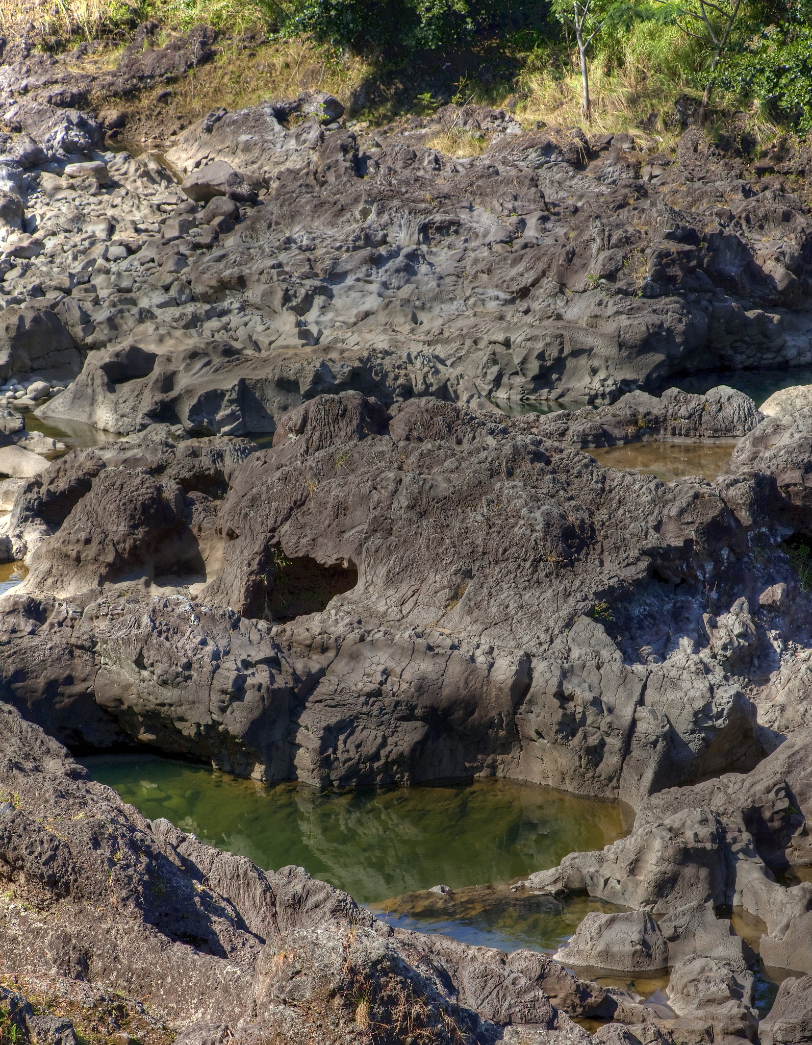 火山碎屑岩研究意义：揭秘火山活动与资源勘探