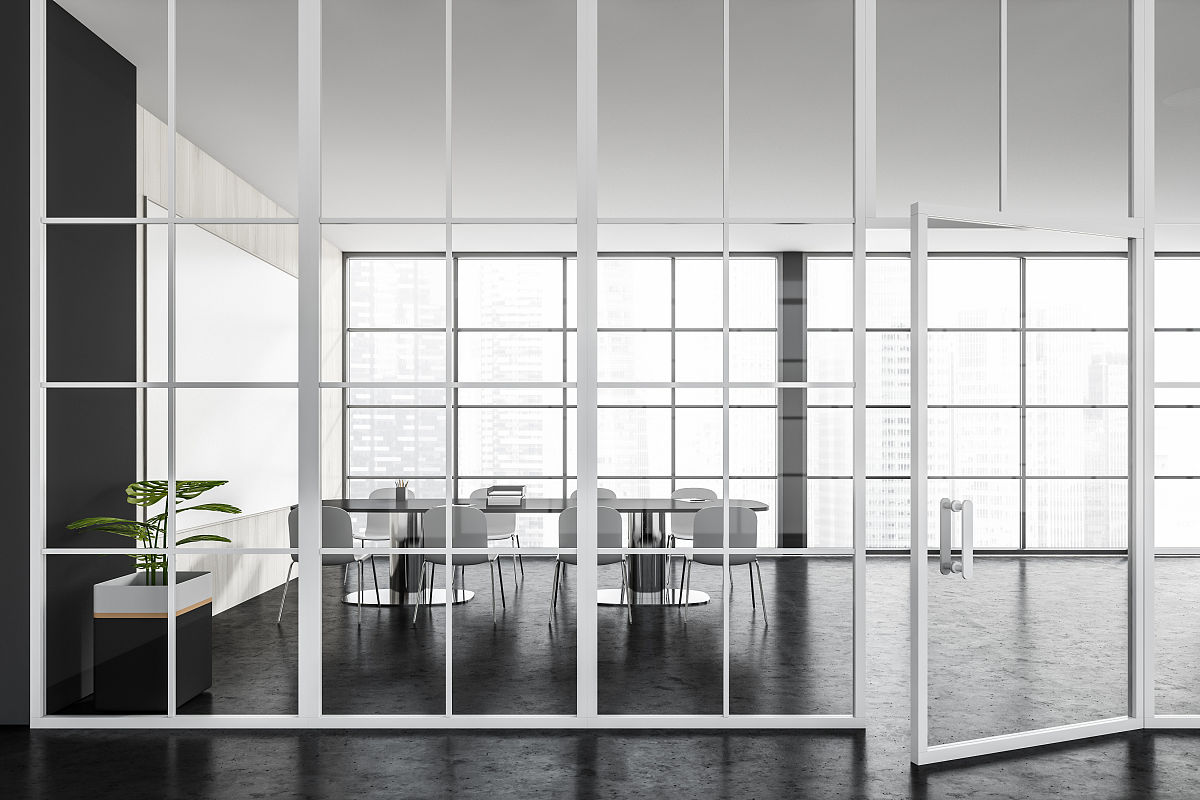 我们之间隔了一场骤雨飘飘摇摇地下着泛白的雨线敲打着窗户。我呆呆地望向她没有清晰具体的面目只有模糊却又闪烁着光芒的轮廓。那是怎么的一种感觉呢？阳光照映在水里温暖而真实；月色在湖面荡漾迷离而难以捉摸。以此扩写一篇文章。