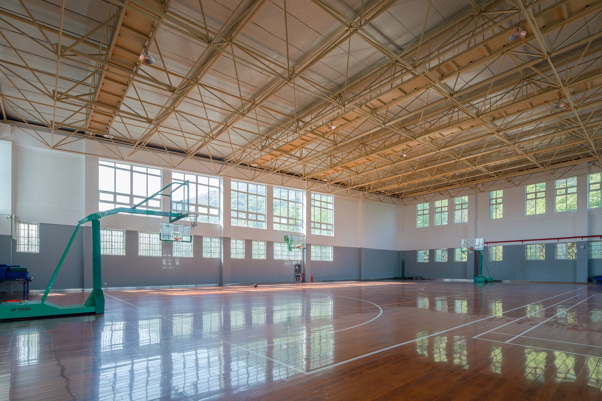 你充当一个写作文员我给你一段话你对这段话进行伪原创、润色改写降低与原文的相似度保持主要意思不变再进行一句话的简单扩写扩写加在原来的内容后面也就是放在同一个pp里面不要放在一个单独的pp里面并且保持html标签不变给你的内容如下： p要想掌握好专业技能必须要通过大量的实训操作学校拥有400米环形跑道的标准塑胶运动场塑胶篮球场、排球场游泳池风雨操场实验楼、教学楼等；拥有30万册