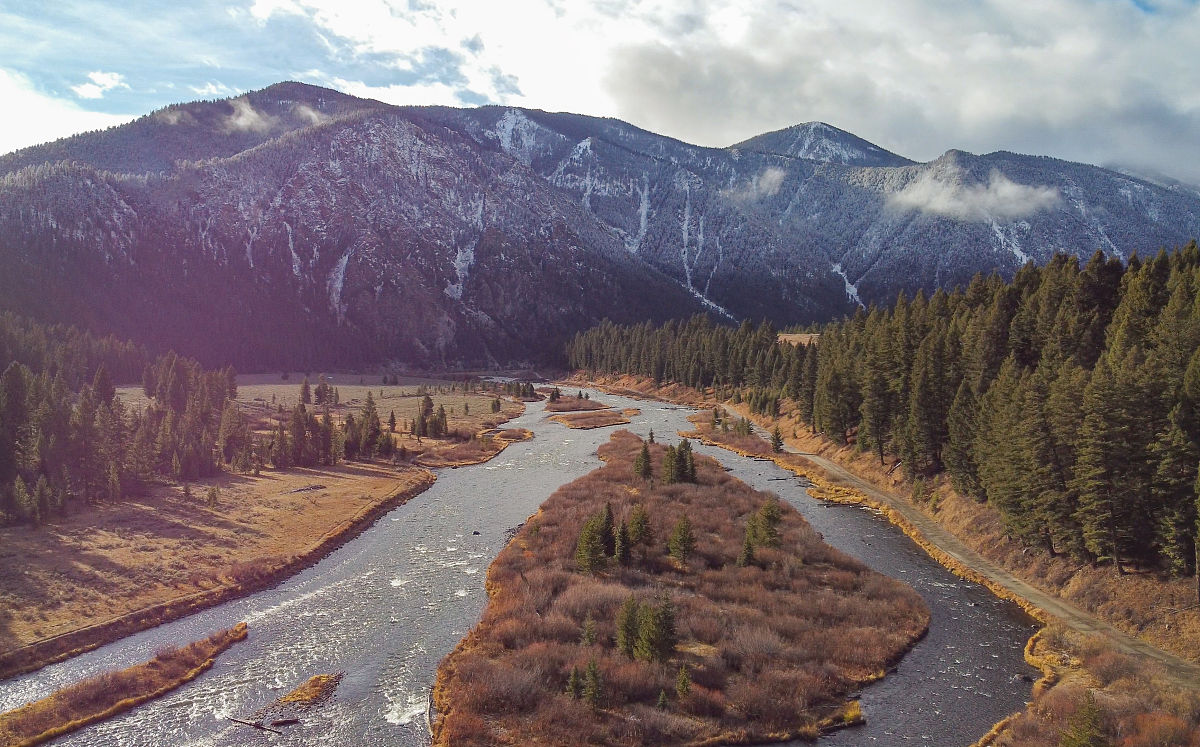 构造线是什么构造线是指在地球表面上标示出的一条线用于表示地球的地理构造和地质变化。构造线通常是由地质学家在地质调查和研究中绘制的它们可以帮助人们理解地球的地质历史和构造演化过程。构造线可以分为地震构造线、断层构造线、岩浆构造线等不同类型。详细一点