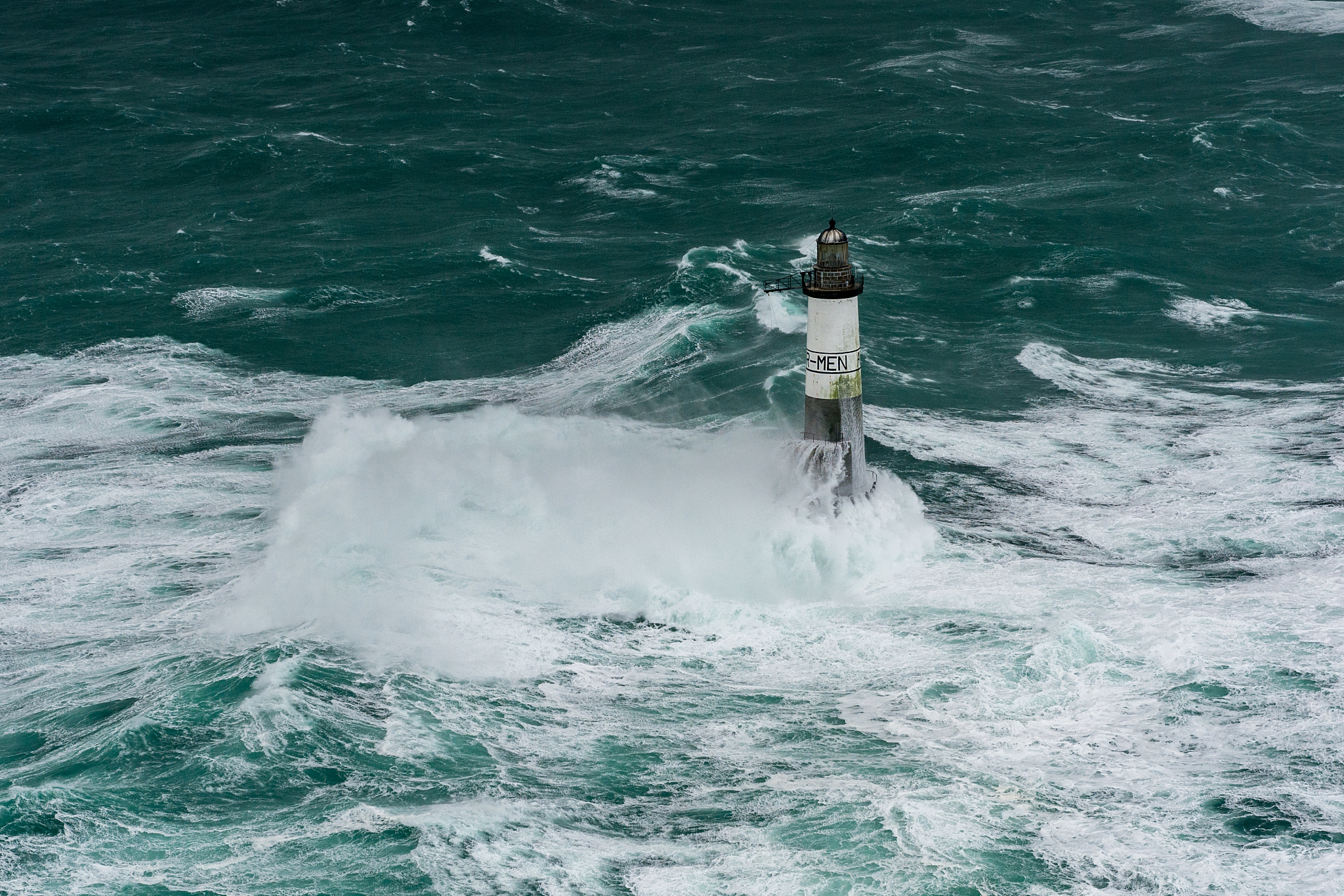 vue aérienne du phare d'armen dans la tempête et la forte houl