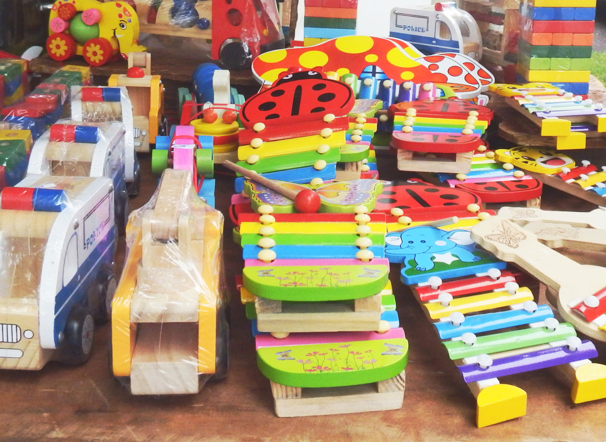 我们提供各种不同类型无论是小朋友还是成人无论是初学者还是专业玩家都能在我们的店铺中找到适合自己的积木产品。我们的积木产品质量优良采用环保材料制作安全无毒可以放心使用。我们致力于为顾客提供优质的产品和满意的购物体验。无论是线上购物还是售后服务我们都会尽力满足顾客的需求和要求。欢迎大家来到童乐屋积木店铺与我们一起探索积木的乐趣！文章简洁