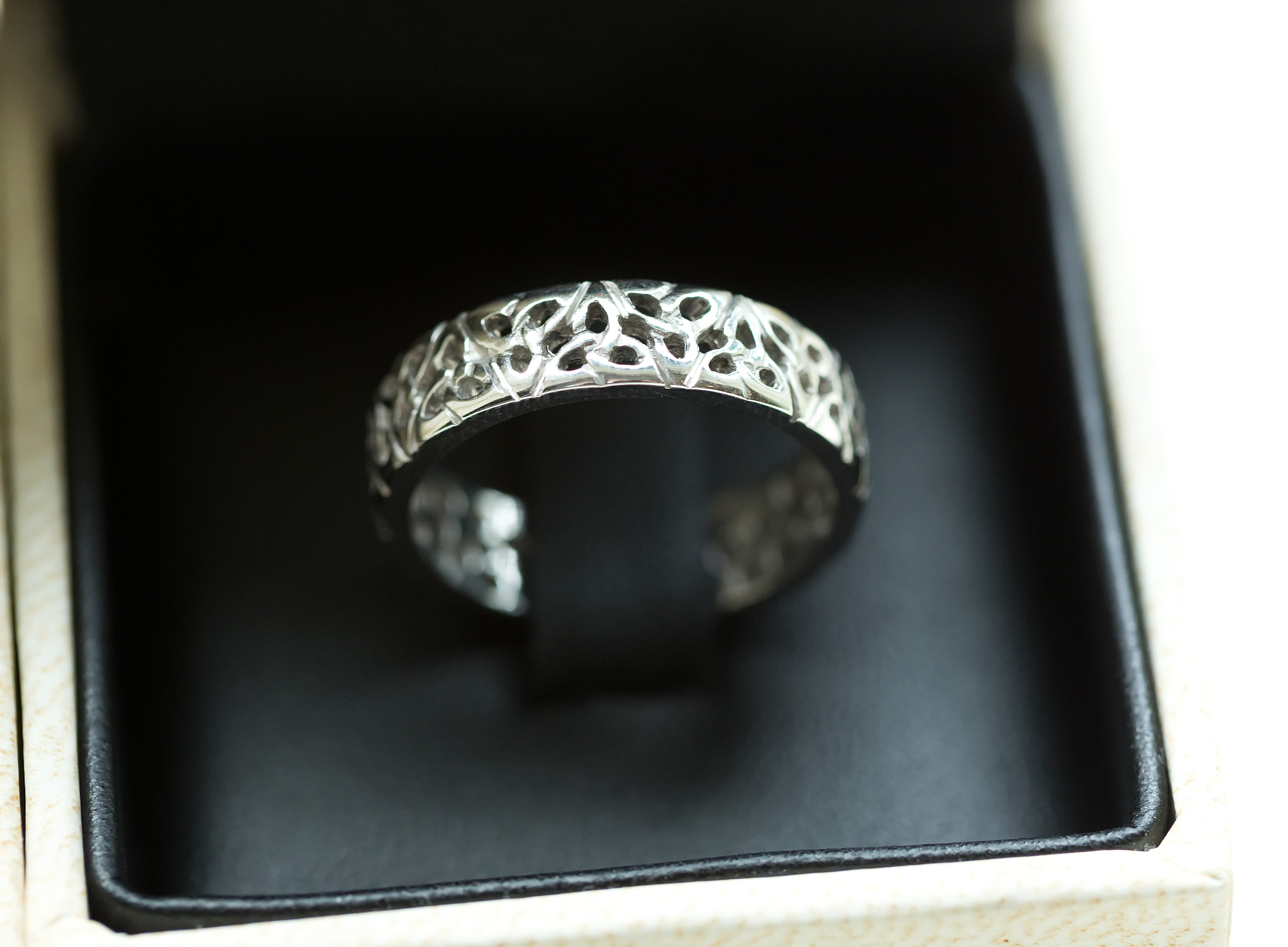 请帮我把以下文字翻译成中文:The Cushion Band Black Onyx is a tribute to our classic cushion signet ring holding miniature cushions with hand cut and bezel set onyx stones all around in the shape of a band ring Blac 请帮我把以下文字翻译成中文:The Cushion Band Black Onyx is a tribute to our classic cushion signet ring holding miniature cushions with hand cut and bezel set onyx stones all around in the shape of a band ring Blac