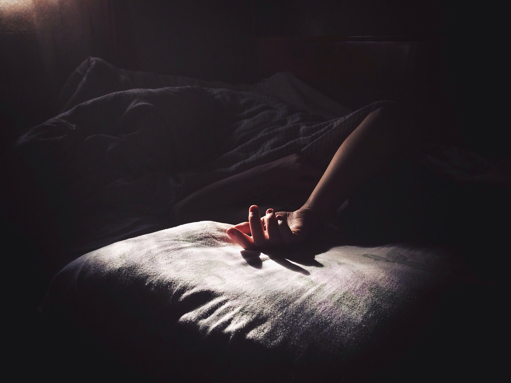 隐私交错：借鉴Pelle Cass摄影技法探索数字时代的监控与暴露