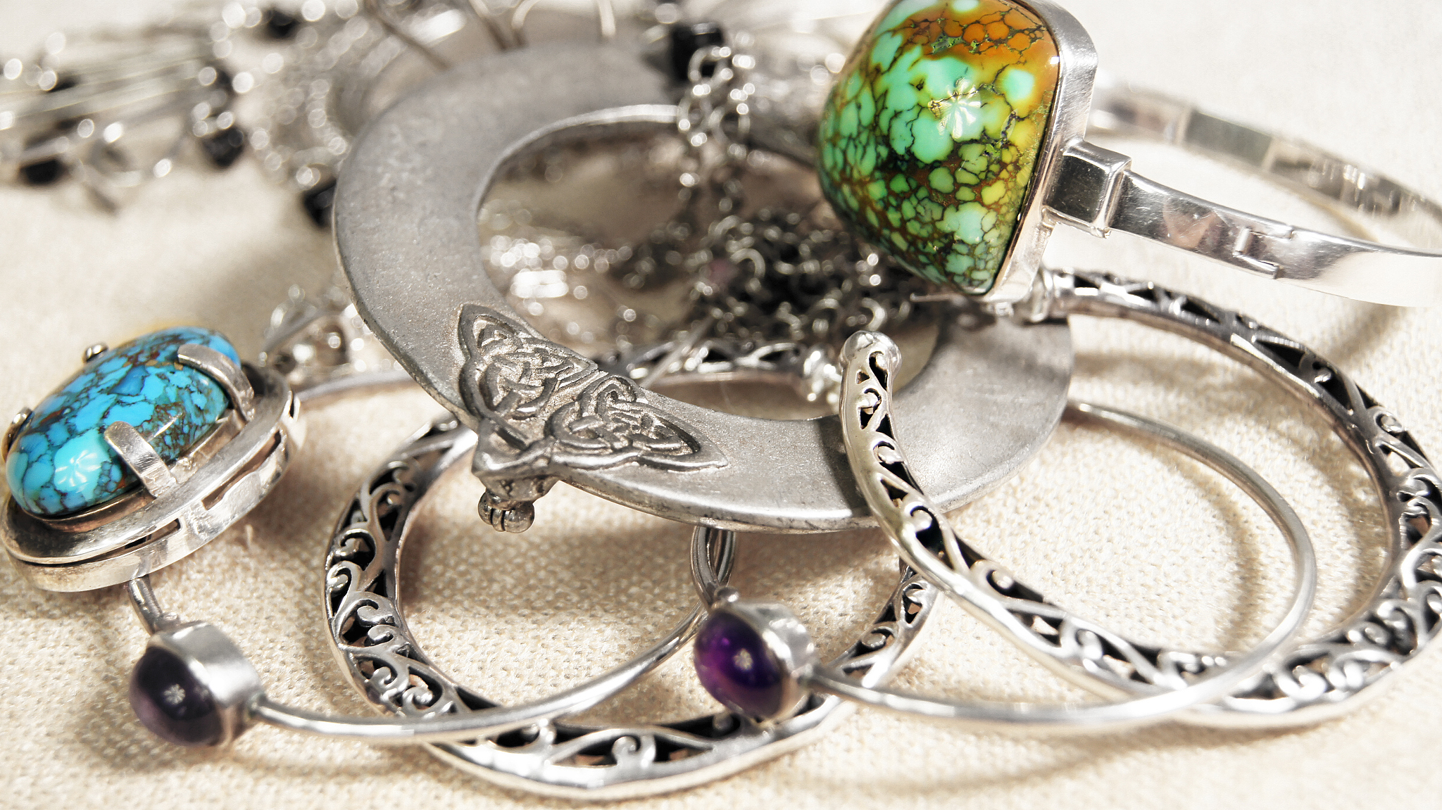 珠宝定义：材料、工艺、艺术与象征