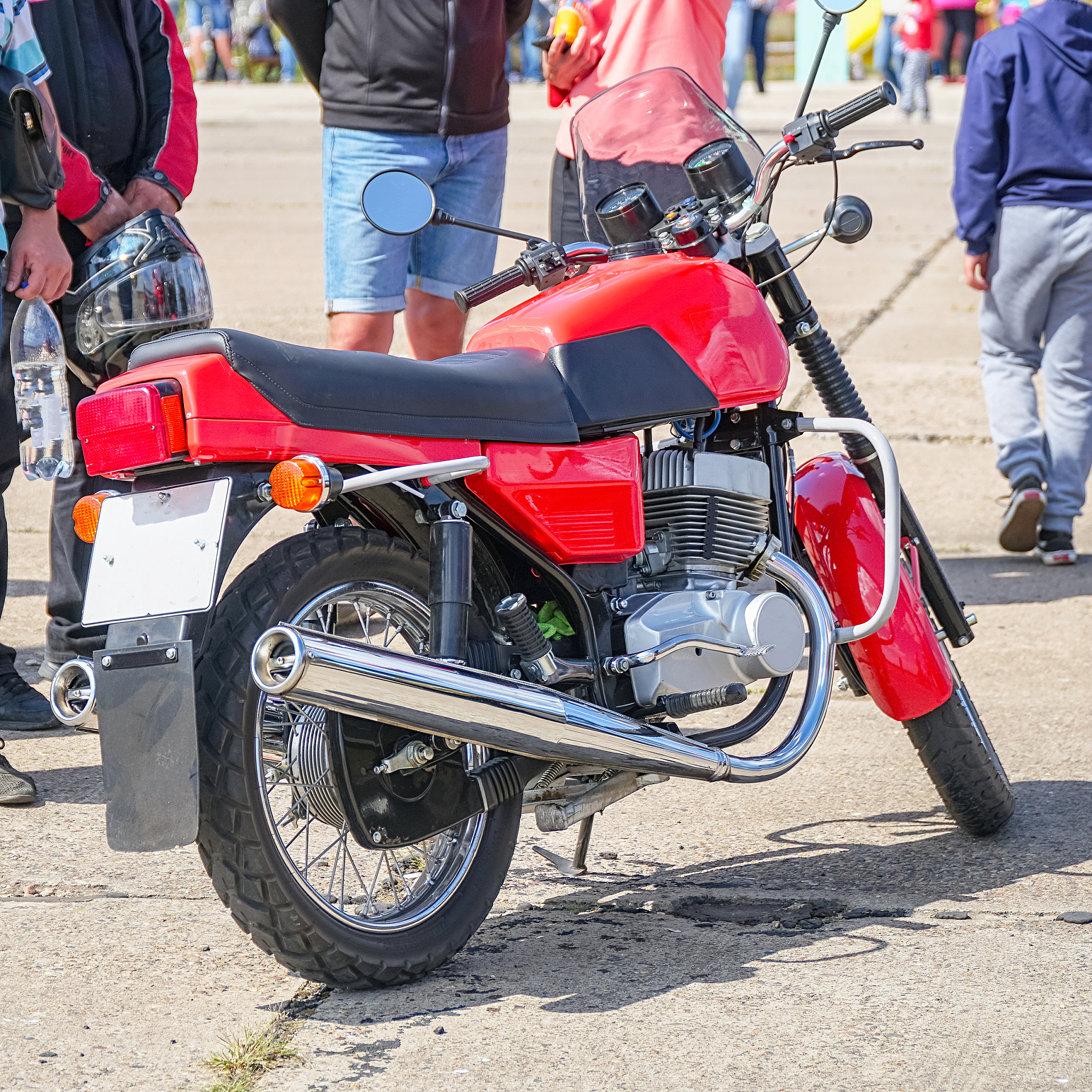 雅马哈SR400-2摩托车: 经典复古设计与性能的完美融合