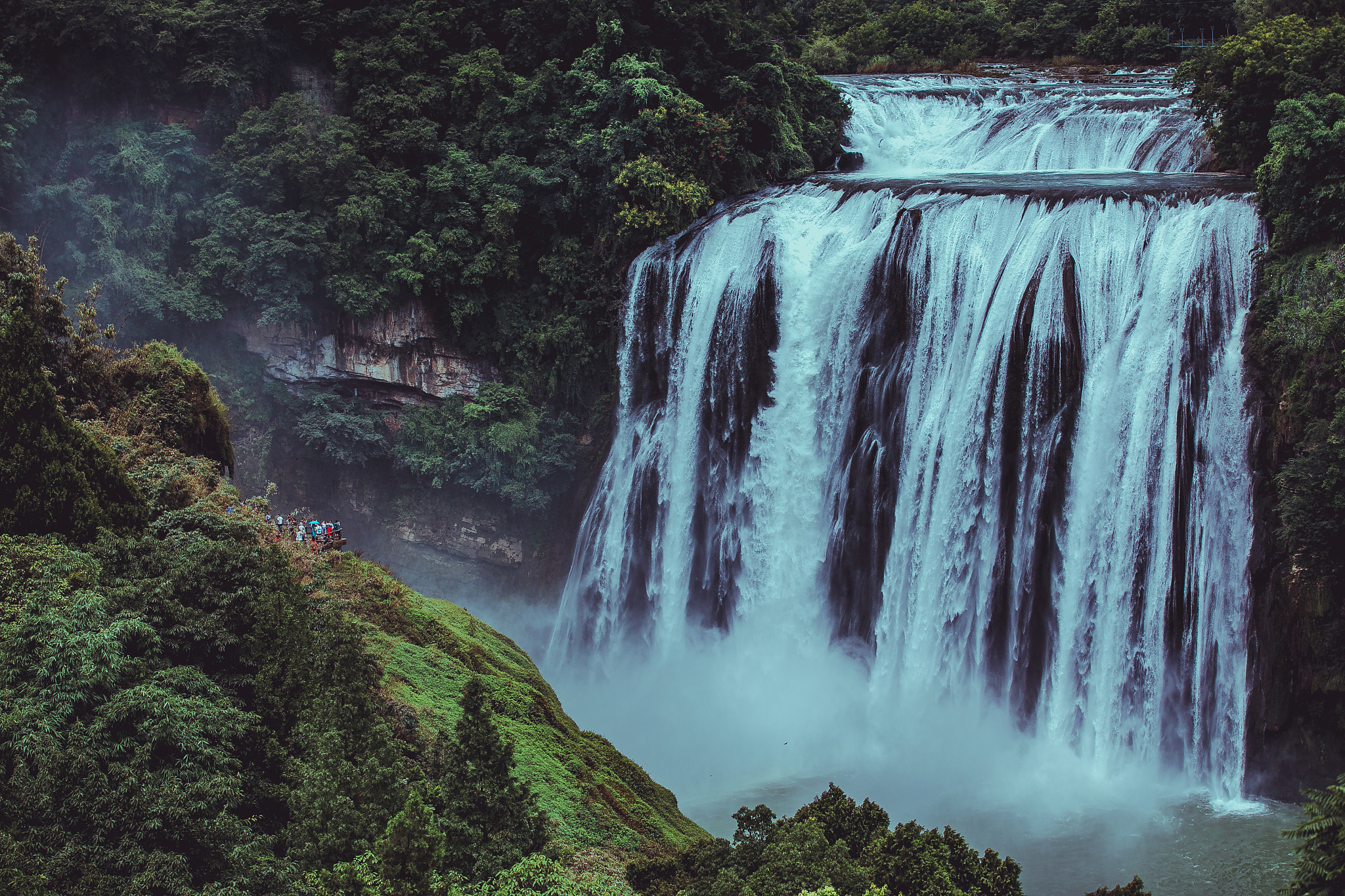 幫我寫一個推薦國際友人到十分瀑布的原因