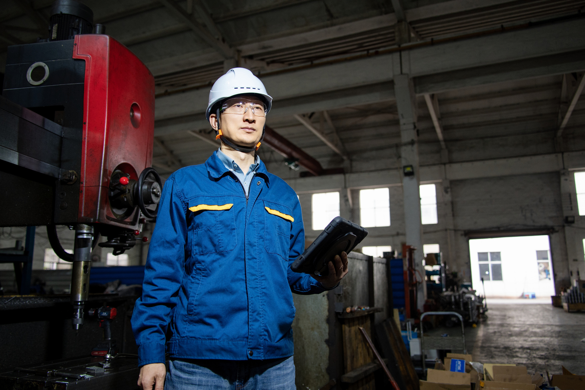 晋阳工匠应具有坚定的理想信念、热爱祖国、遵纪守 法拥护中国共产党的领导；爱岗敬业有良好的职业道德； 工作精益求精、一丝不苟；在本行业系统中处于领先的技 能水平、竞赛成绩优异；勇于创新、甘于奉献贡献特别突出。 晋阳工匠选树条件：从事本专业技能工作原则上不少 于 5 年需提供本人近 2 年来的社保缴费证明目前仍在一线 — 2 —岗位上直接从事生产、技术、研发等工作职业技能水平在全 市同行业同工种中处于