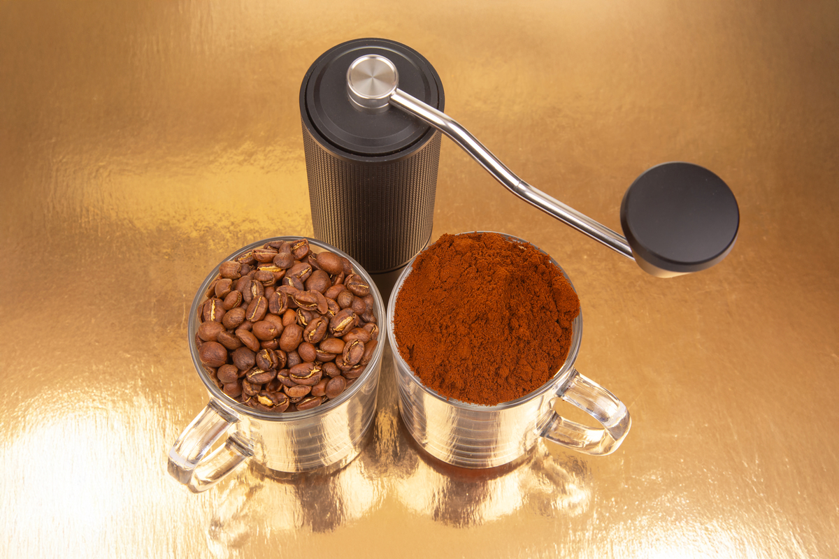 我想给大家录制一个《手冲咖啡入门》视频专辑，请帮我写一下第二集视频文稿，主要内容是告诉大家日常所见咖啡种类，速溶咖啡（传统速溶咖啡、新速溶咖啡：冻干咖啡粉和冷萃咖啡液）、浓缩咖啡（摩卡、卡布奇洛、拿铁、美式）、挂耳咖啡、手冲咖啡之间的区别。