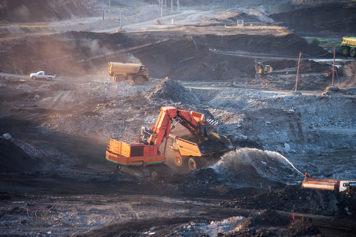 请写一份关于湖南省娄底市冷水江矿业的污染案例报告 要求3000字