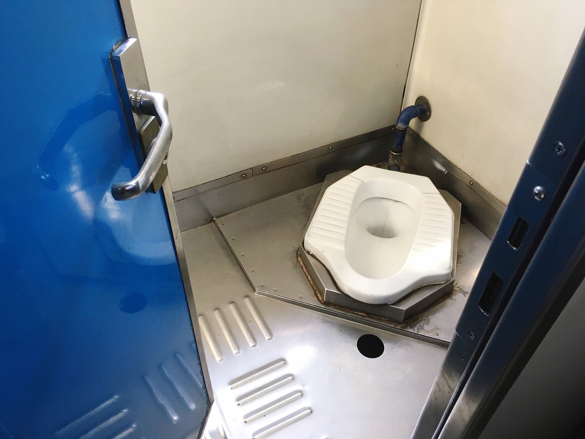 简述动车组的集便装置