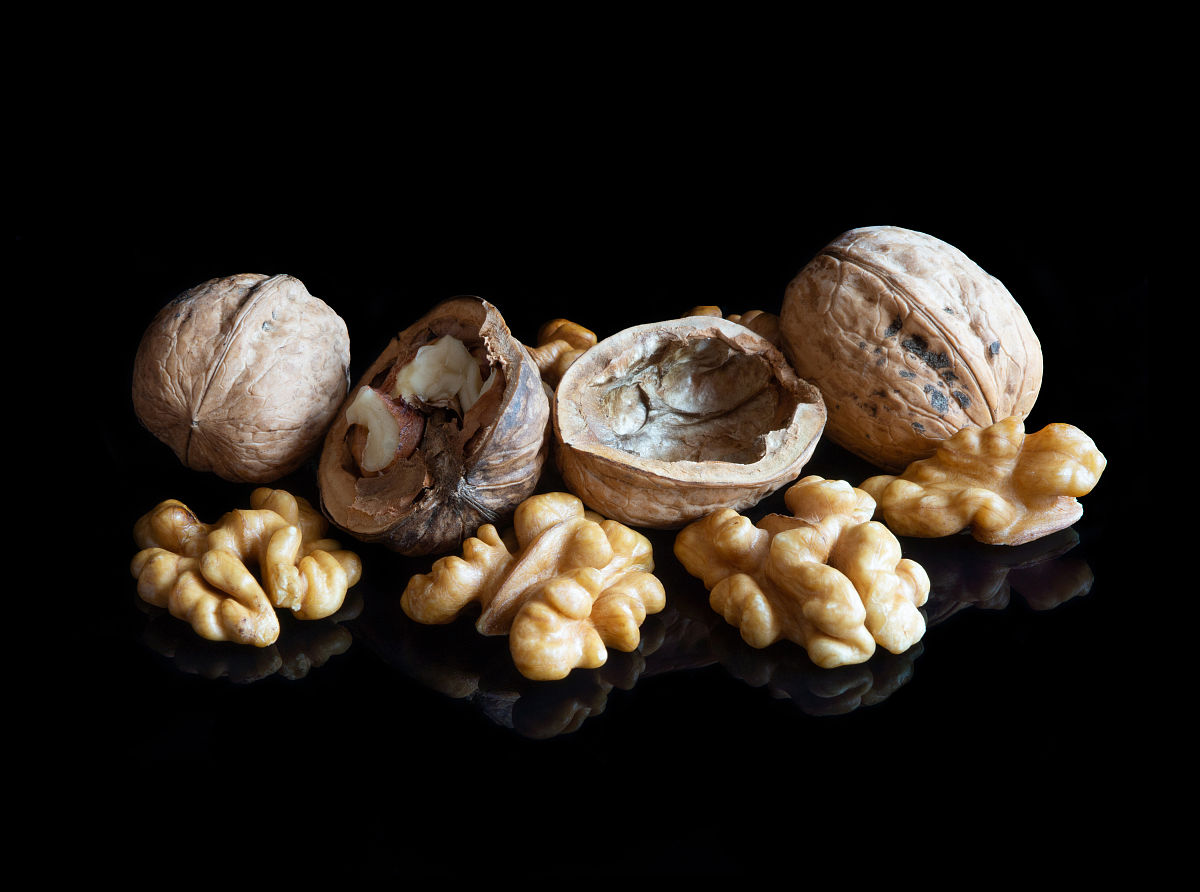 表2 主要电商搜索商洛核桃结果电商平台	商洛核桃搜索结果数量天猫	11淘宝	362京东商城	68苏宁易购	6亚马逊	0结合以上内容写一篇关于商洛核桃产品营销现状不得少于800字。