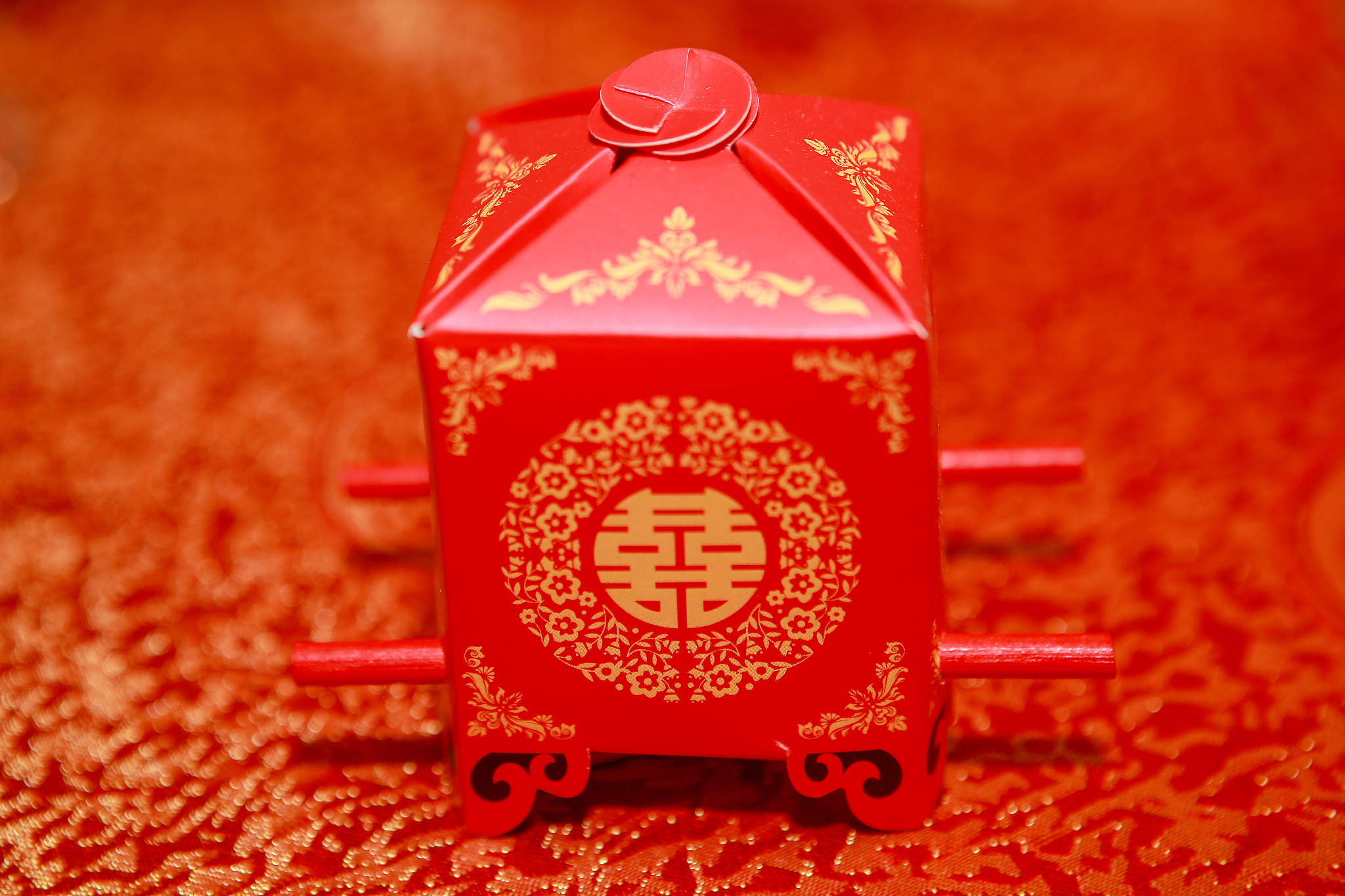 一对新人结婚刚好又是媒婆的生日我怎么说