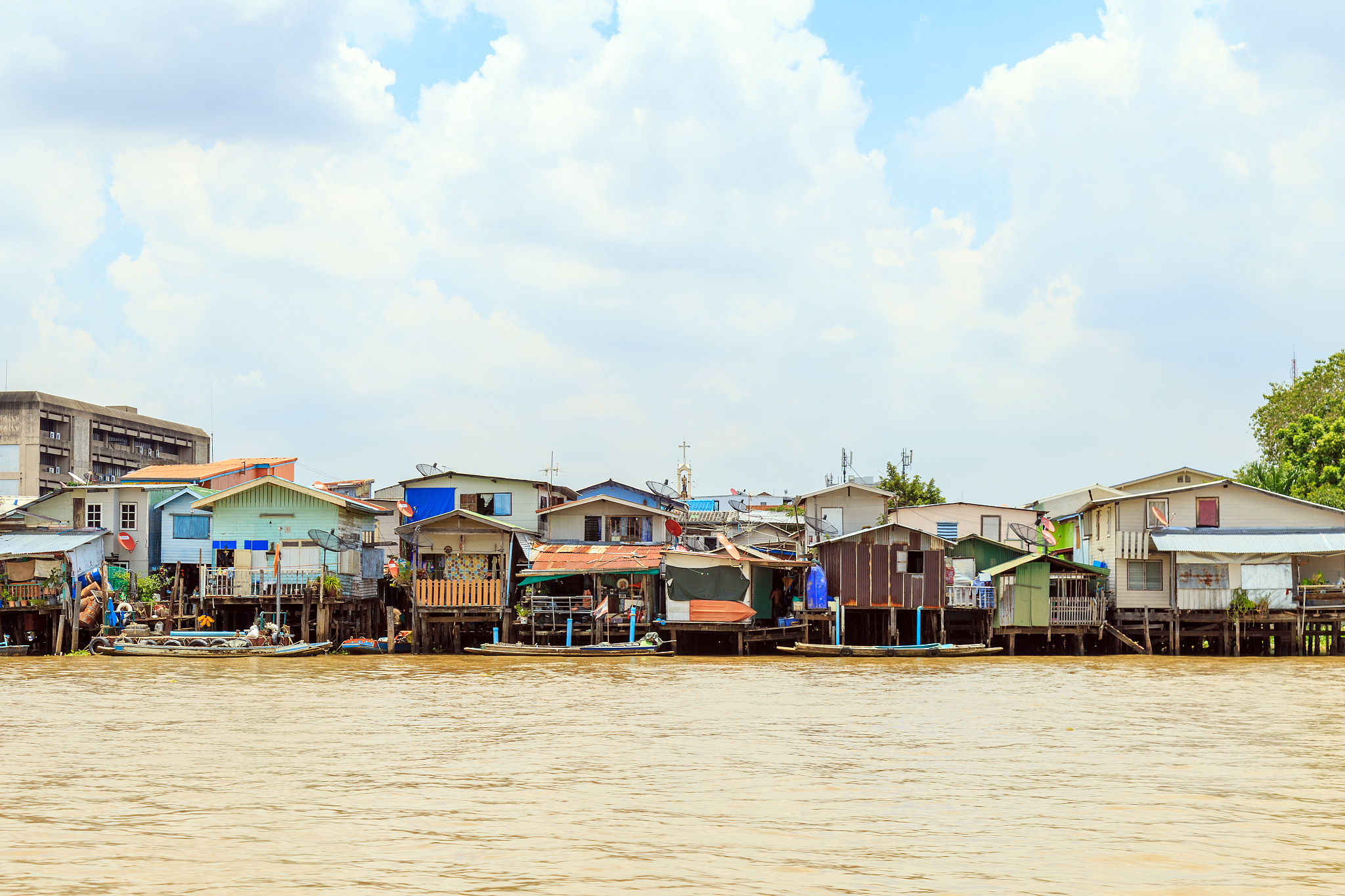picture of the houses along the chao phraya river.