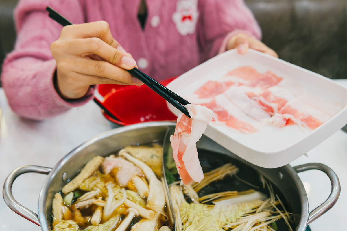 改写10条抖音爆款文案以海底捞春夏新品好吃、安全为主题【岭南黄猪肚鸡锅底】鸡肉新升级为岭南黄品种岭南黄鸡是我国自主培育的品种具有黄羽、黄肤、黄预的特点。普通的白羽肉鸡饲养天数在40天左右而我们选用的岭南黄鸡的饲养天致通常达70天以上鸡肉不柴吃着更香!1先喝汤！再吃鸡肉和猪肚；2煮菌菇类食材汤底加倍鲜；3煮牛羊肉、海鲜类食材；4最后涮煮青菜