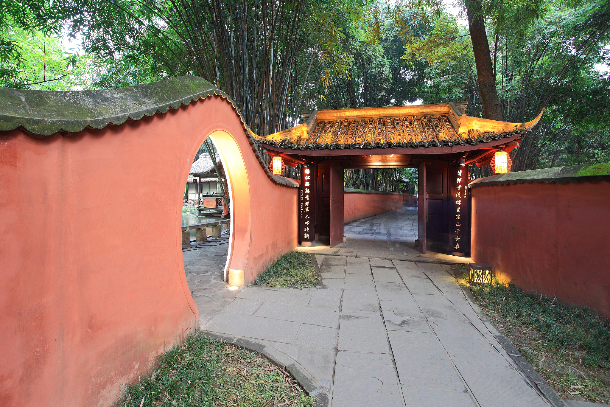 成都华夏旅游商务学校的学校环境怎么样