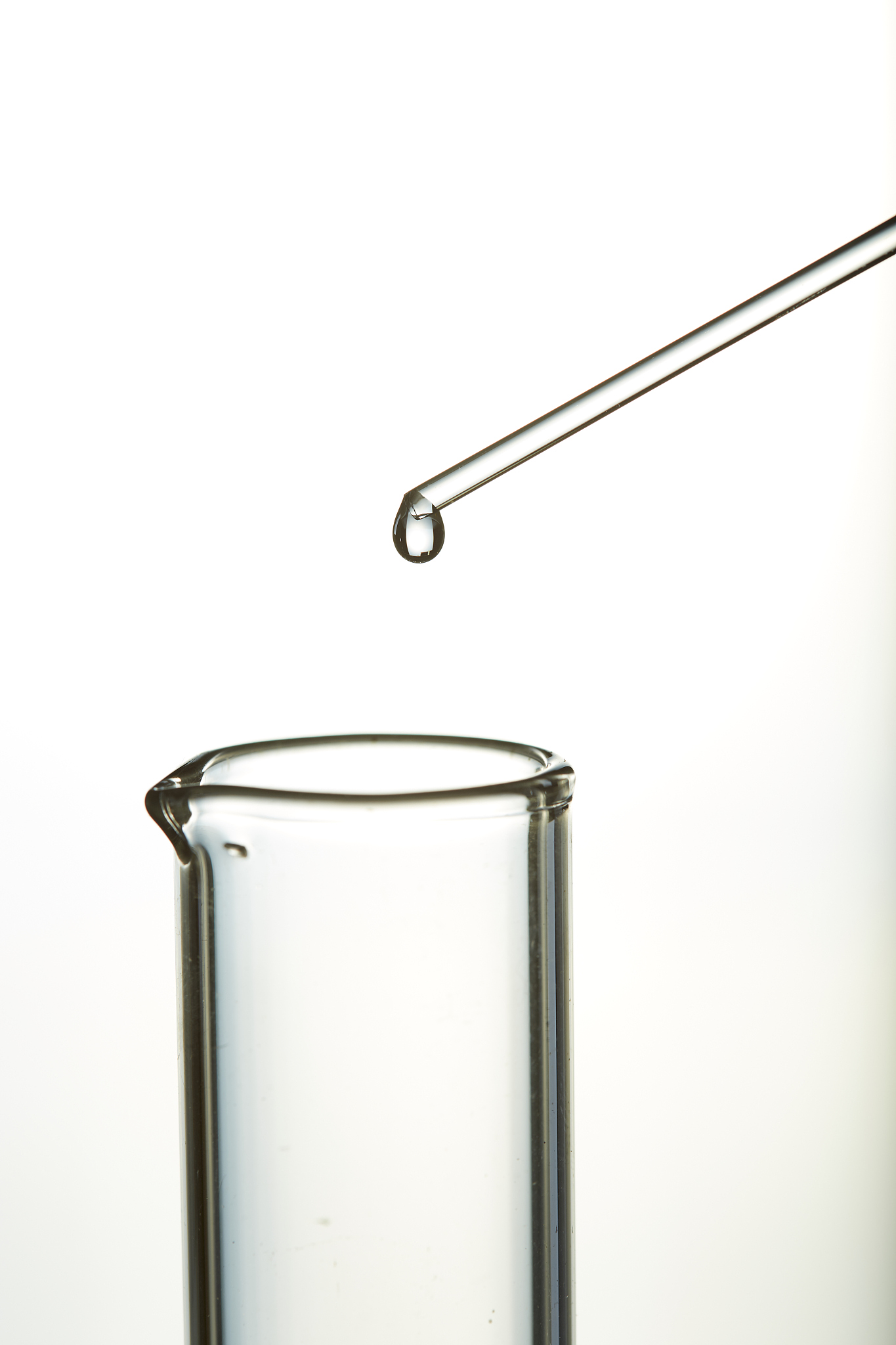 为什么用吸管吸杯底的水消失的却是上面